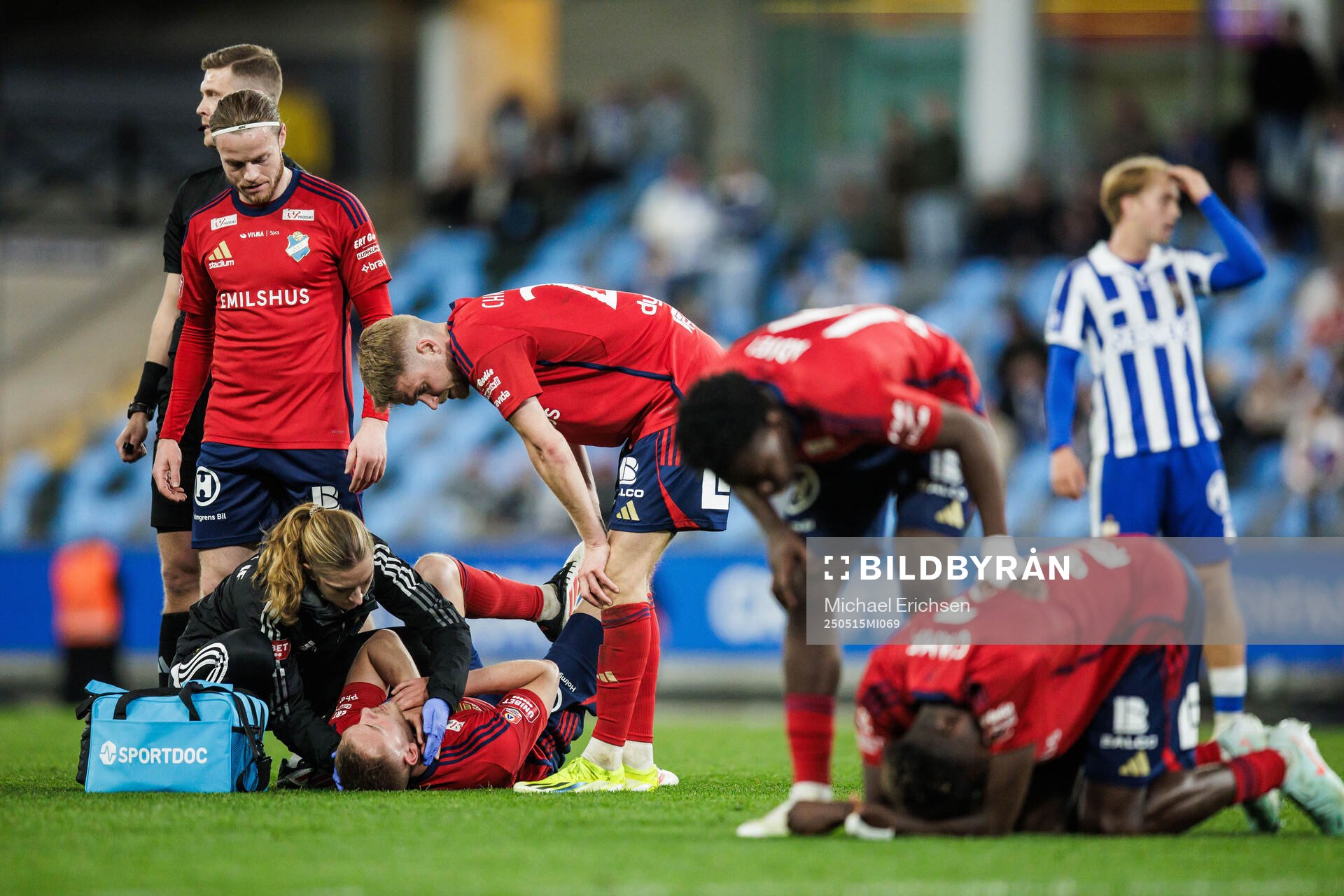 Östers Dennis Olsson och Kingsley Gyamfi har ont under fotbollsmatchen i Allsvenskan mellan IFK Göteborg och Öster den 15 maj 2025 i Göteborg.