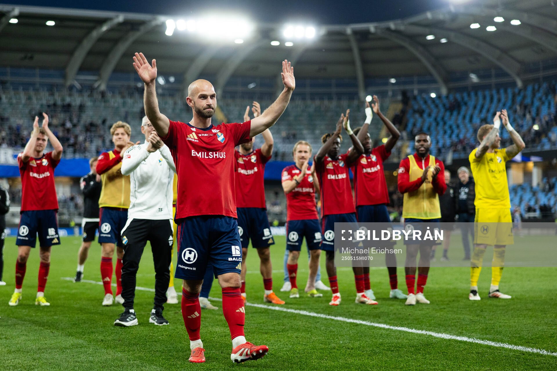 Östers Sebastian Hedlund jublar och tackar supportrarna