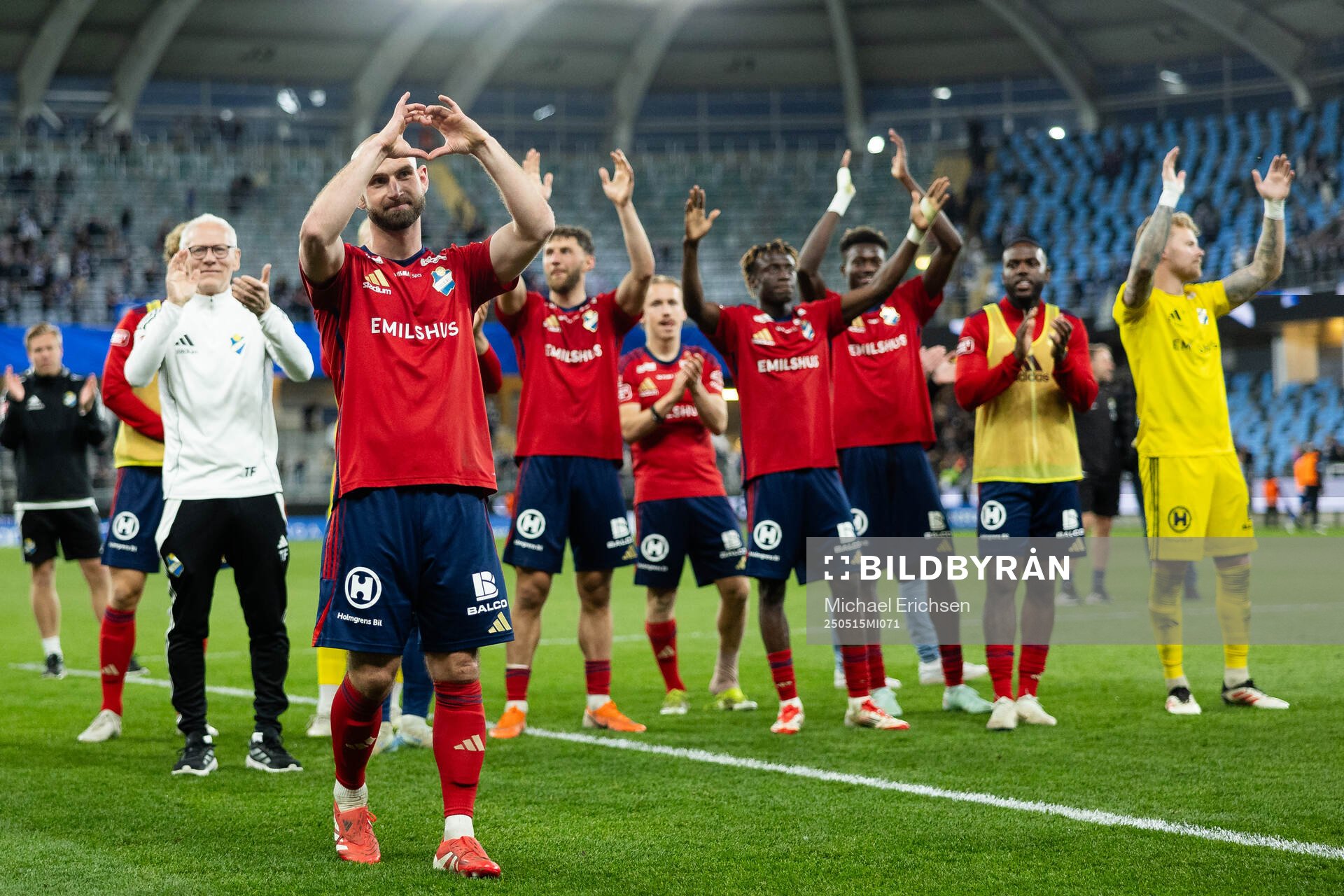 Östers Sebastian Hedlund jublar och tackar supportrarna efter fotbollsmatchen i Allsvenskan mellan IFK Göteborg och Öster den 15 maj 2025 i Göteborg.