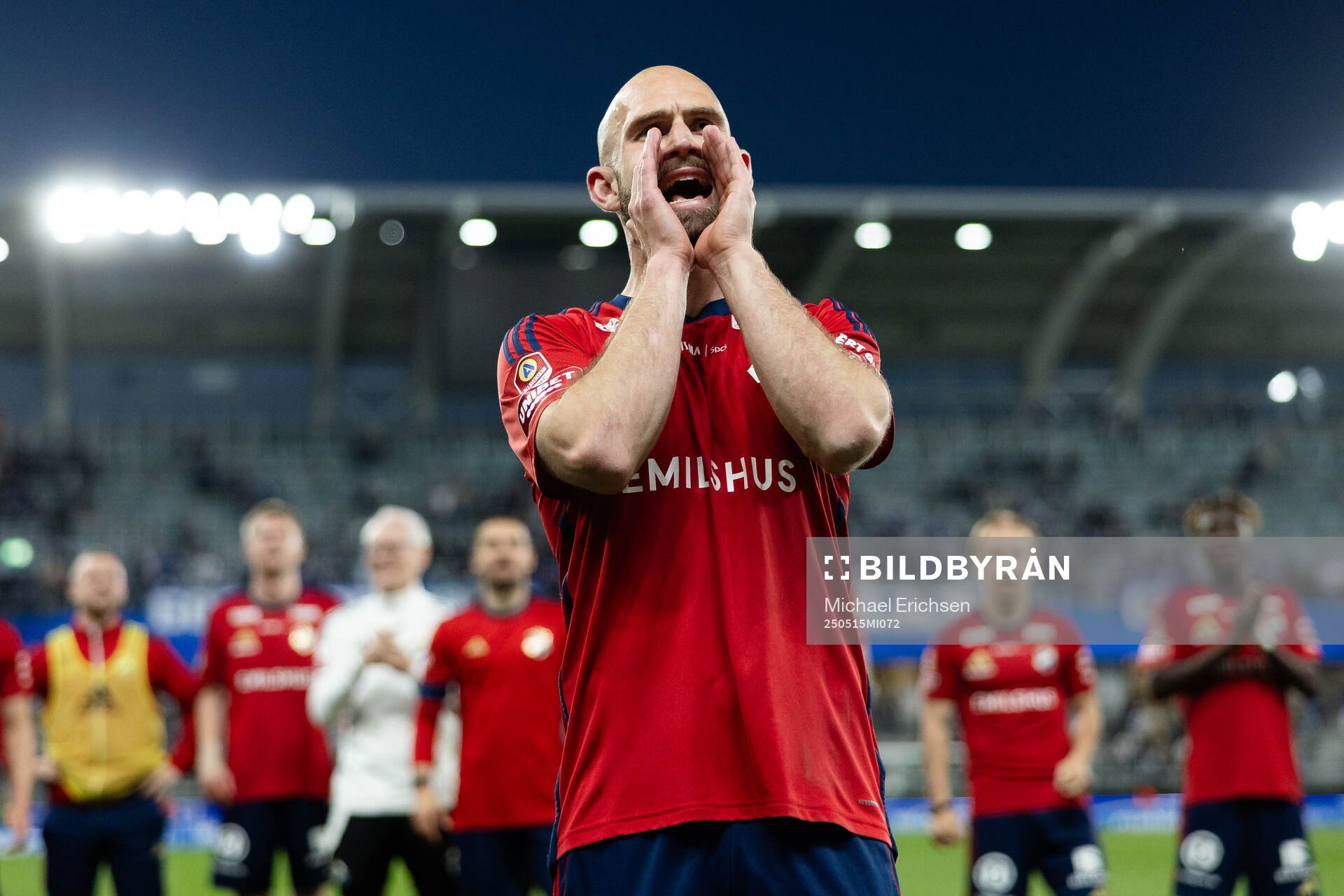 Östers Sebastian Hedlund jublar och tackar supportrarna efter fotbollsmatchen i Allsvenskan mellan IFK Göteborg och Öster den 15 maj 2025 i Göteborg.