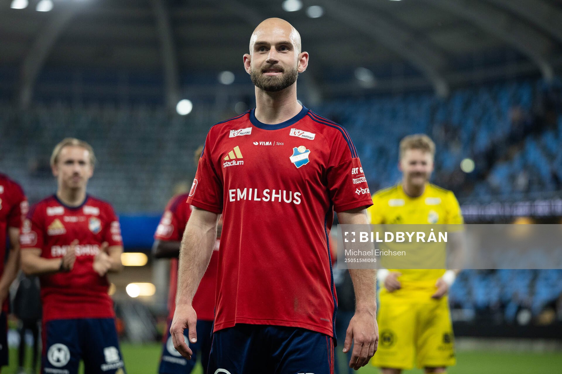 Östers Sebastian Hedlund jublar och tackar supportrarna efter fotbollsmatchen i Allsvenskan mellan IFK Göteborg och Öster den 15 maj 2025 i Göteborg.