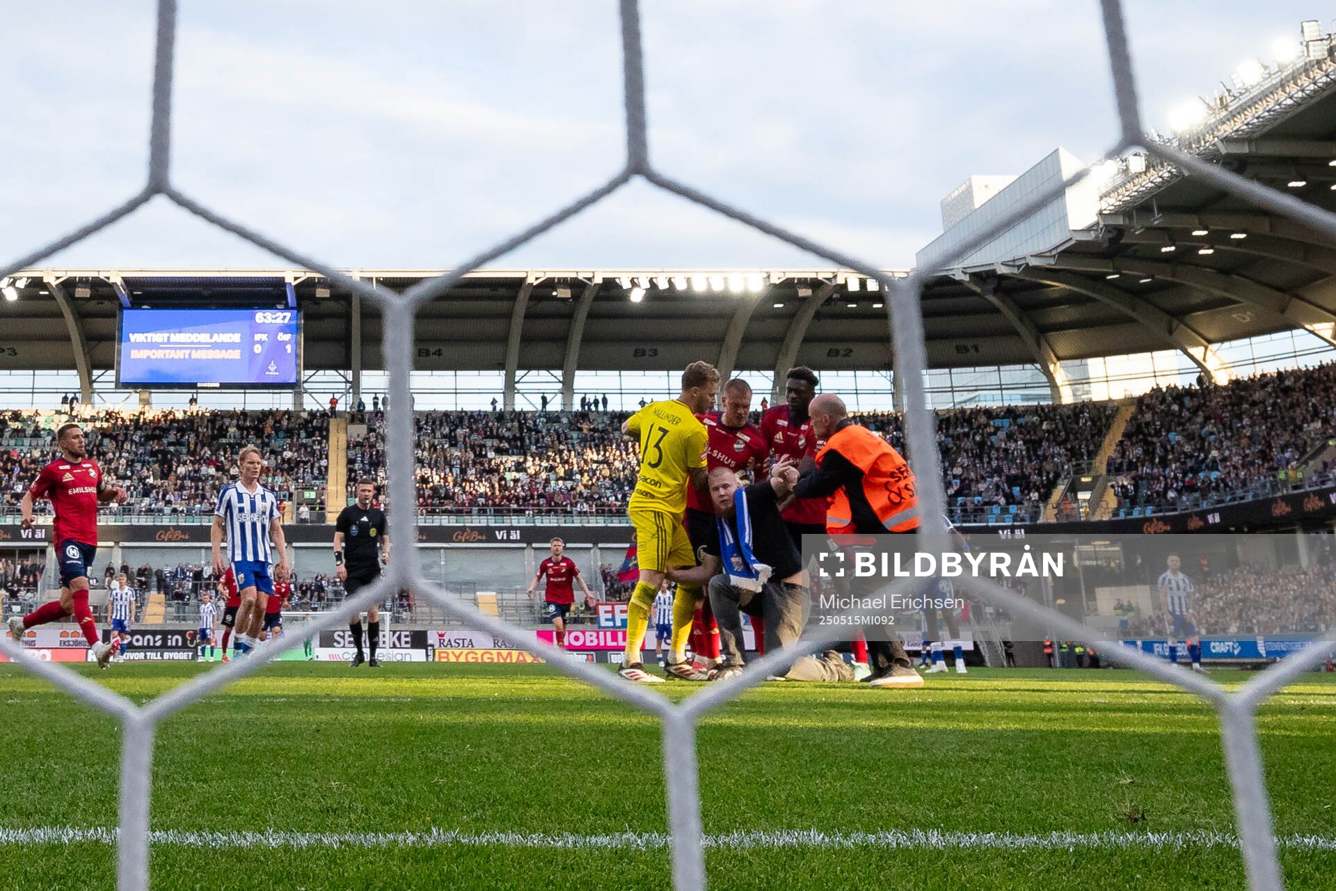 En IFK Göteborg supporter springer in på planen och