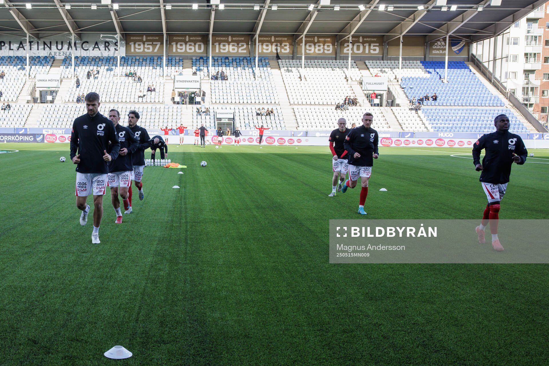 Degerfors spelare inför fotbollsmatchen i Allsvenskan mellan IFK Norrköping och Degerfors den 15 maj 2025 i Norrköping. 