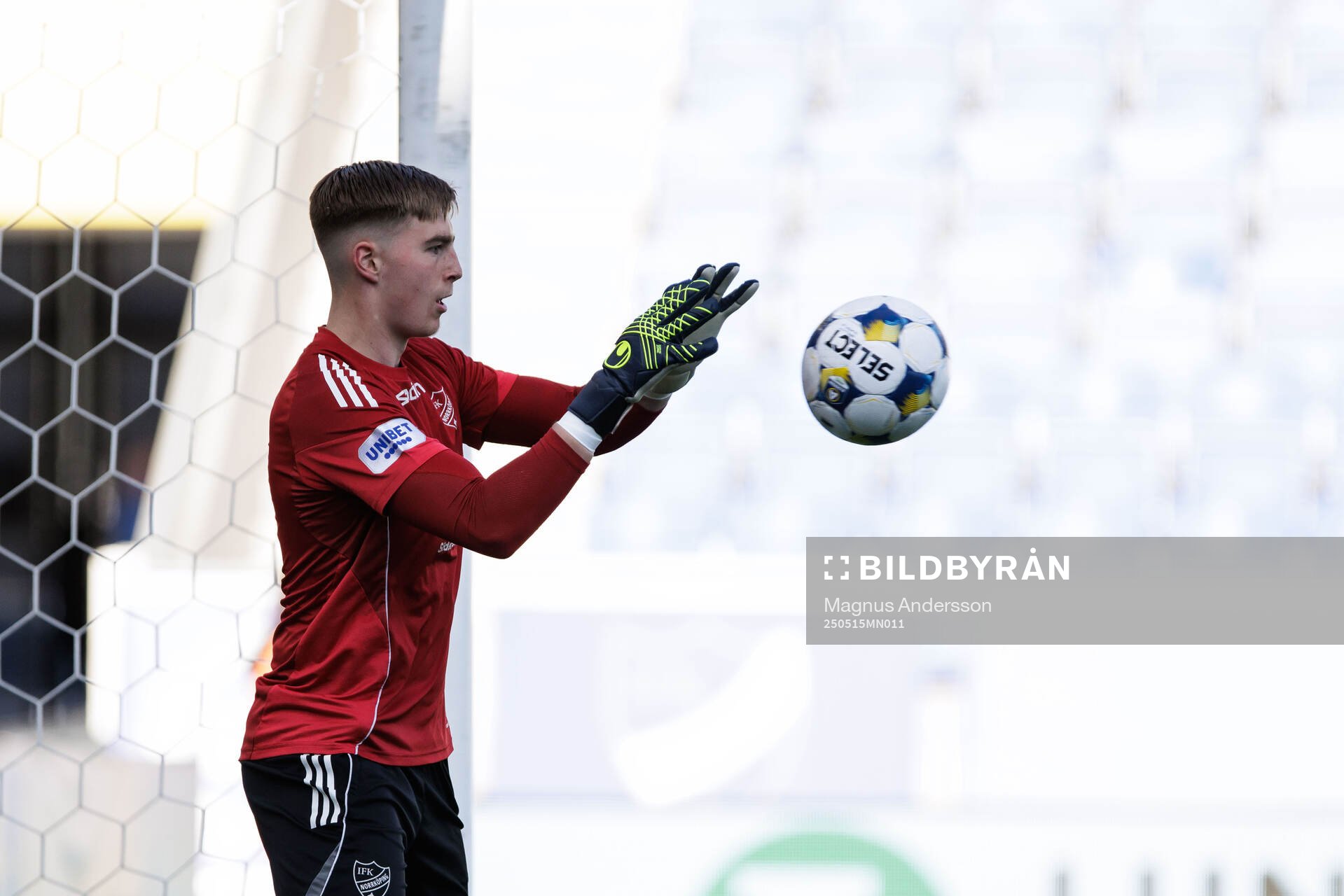 IFK Norrköpings målvakt Theo Krantz inför fotbollsmatchen i Allsvenskan mellan IFK Norrköping och Degerfors den 15 maj 2025 i Norrköping.