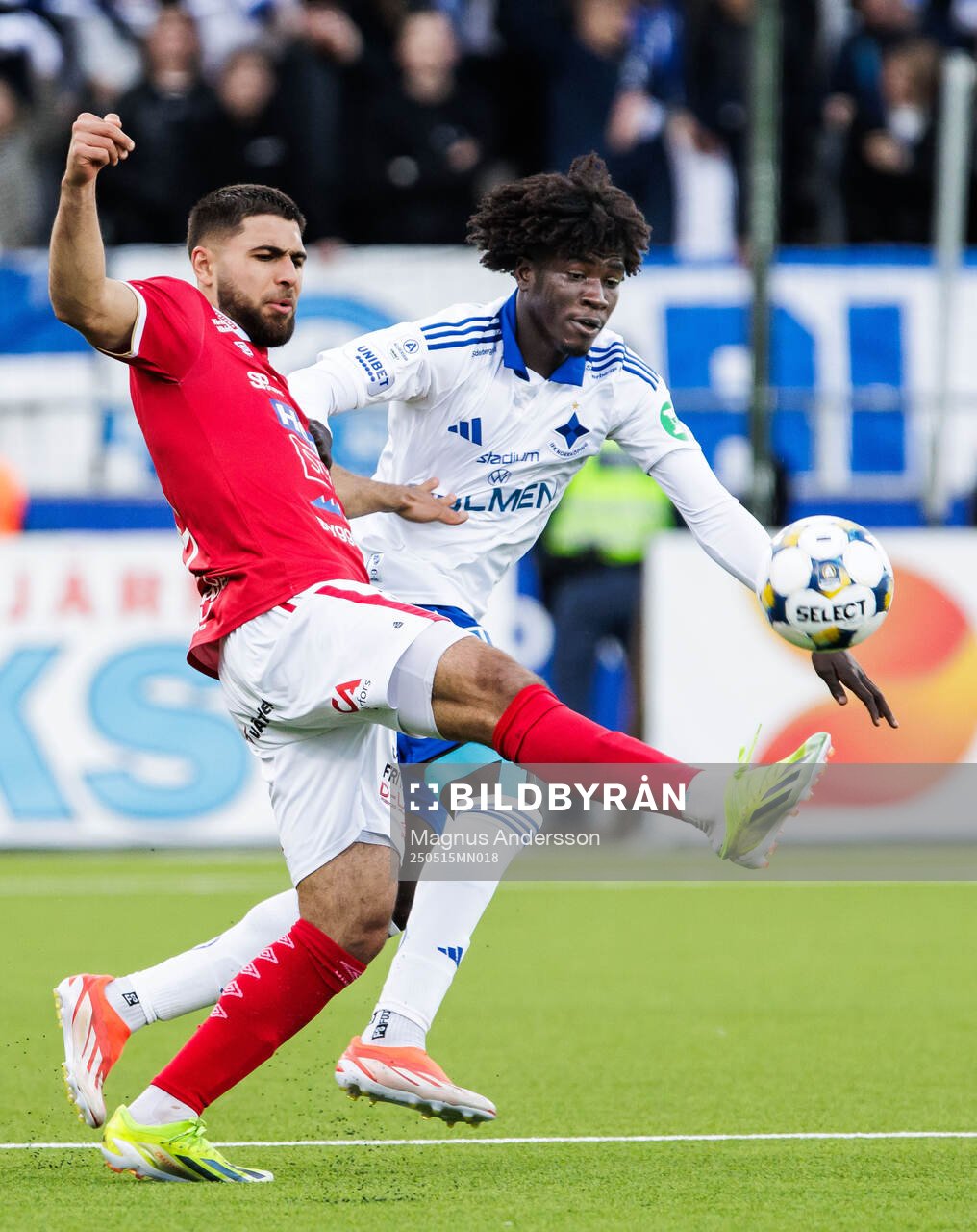 Degerfors Omar Faraj och IFK Norrköpings Kojo Peprah Oppong under fotbollsmatchen i Allsvenskan mellan IFK Norrköping och Degerfors den 15 maj 2025 i Norrköping.