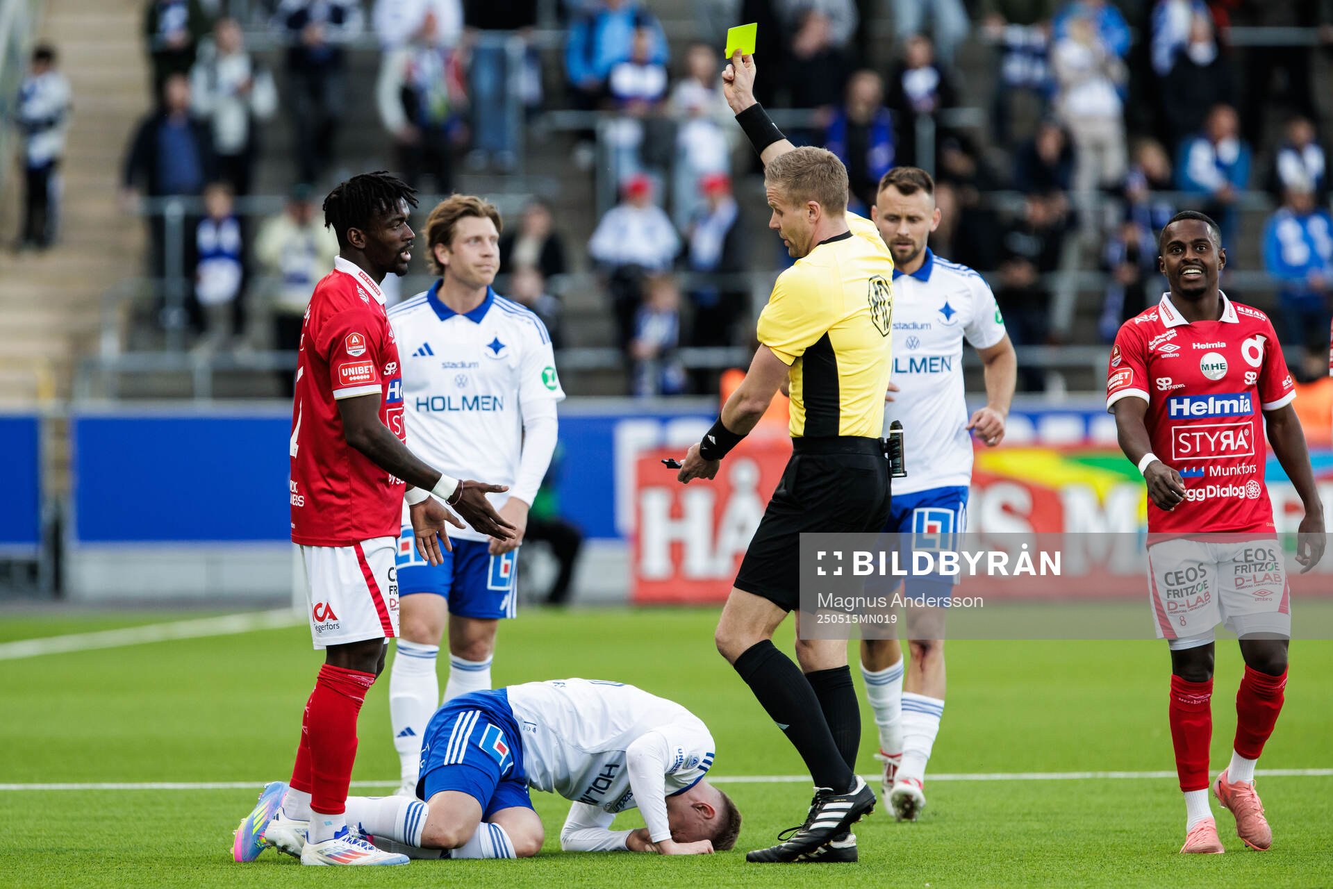 Degerfors Mamadouba Diaby får gult kort av Domare Glenn