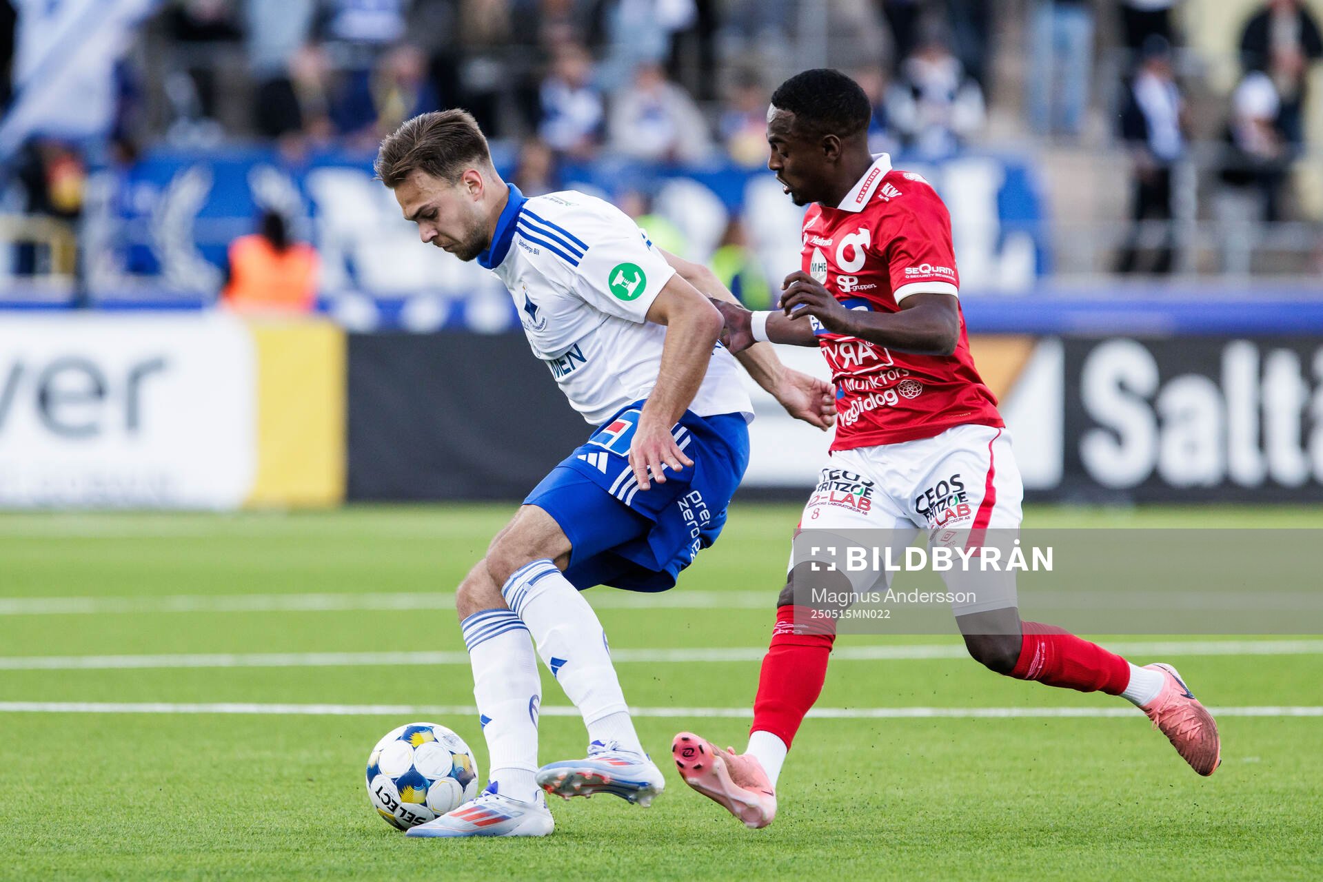 IFK Norrköpings Anton Eriksson och Degerfors Nahom Netabay under fotbollsmatchen i Allsvenskan mellan IFK Norrköping och Degerfors den 15 maj 2025 i Norrköping.