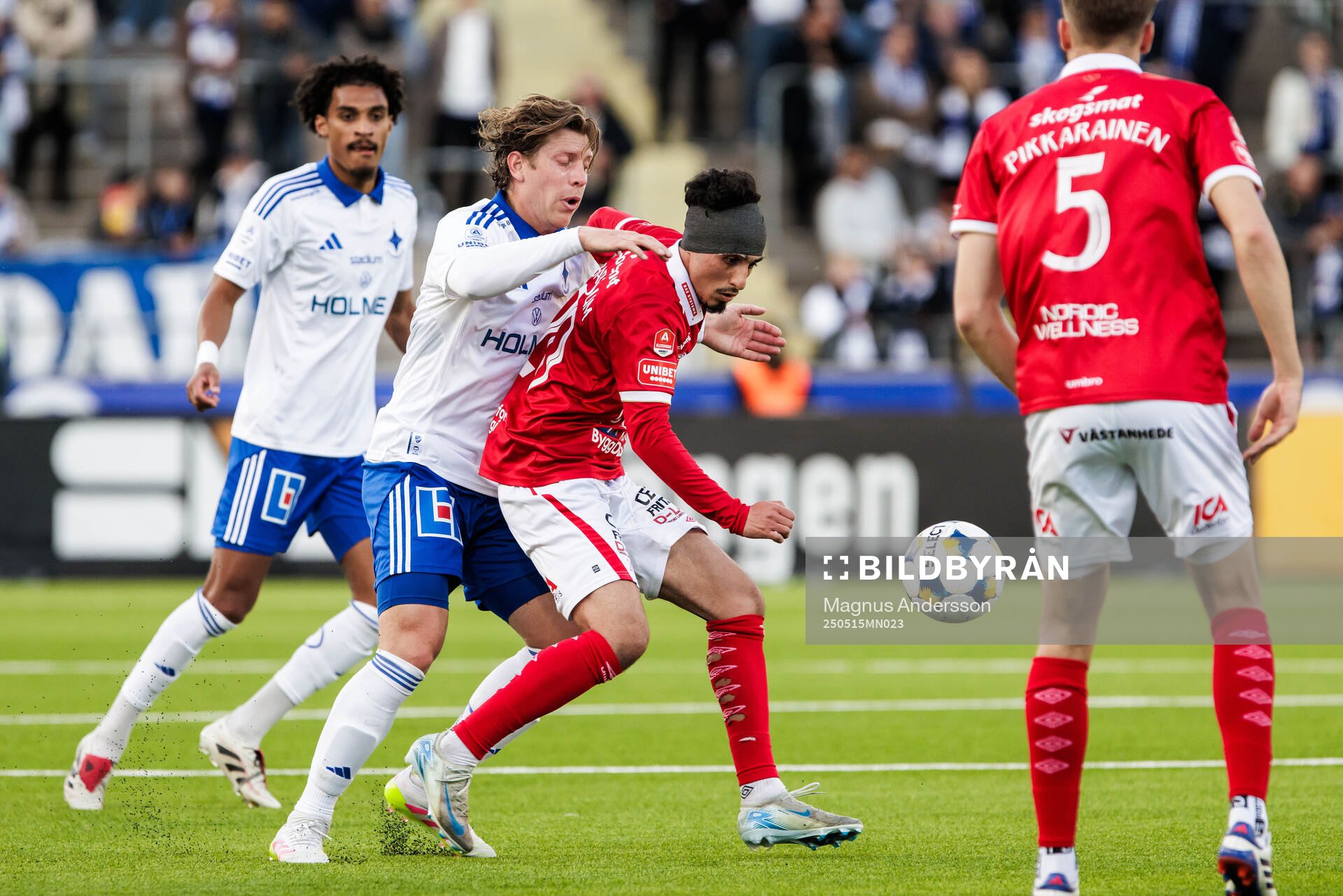 IFK Norrköpings Alexander Fransson och Degerfors Elias Barsoum under fotbollsmatchen i Allsvenskan mellan IFK Norrköping och Degerfors den 15 maj 2025 i Norrköping.