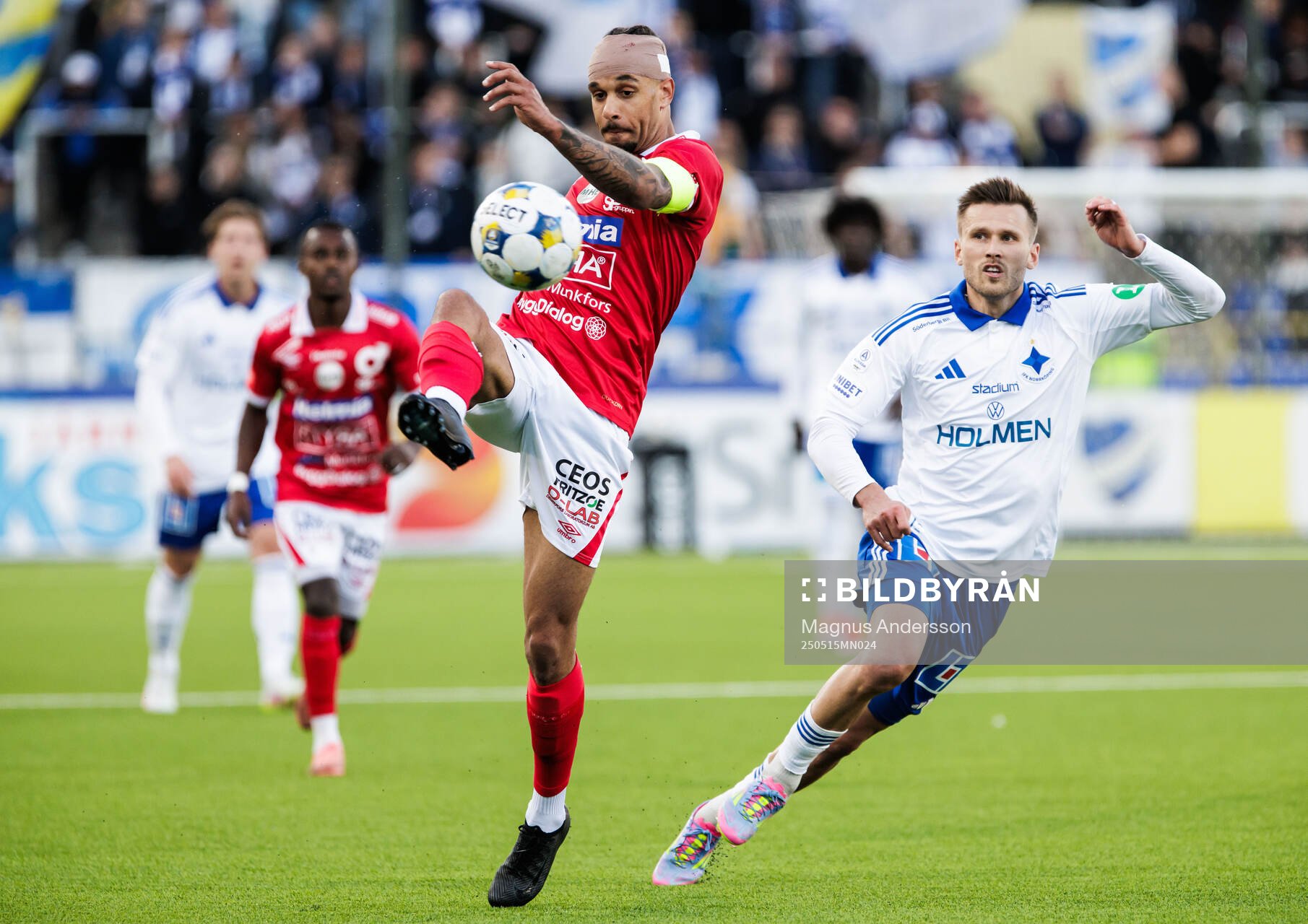 Degerfors Bernardo Gil Coutinho Morgado och IFK Norrköpings Arnor Traustason under fotbollsmatchen i Allsvenskan mellan IFK Norrköping och Degerfors den 15 maj 2025 i Norrköping.
