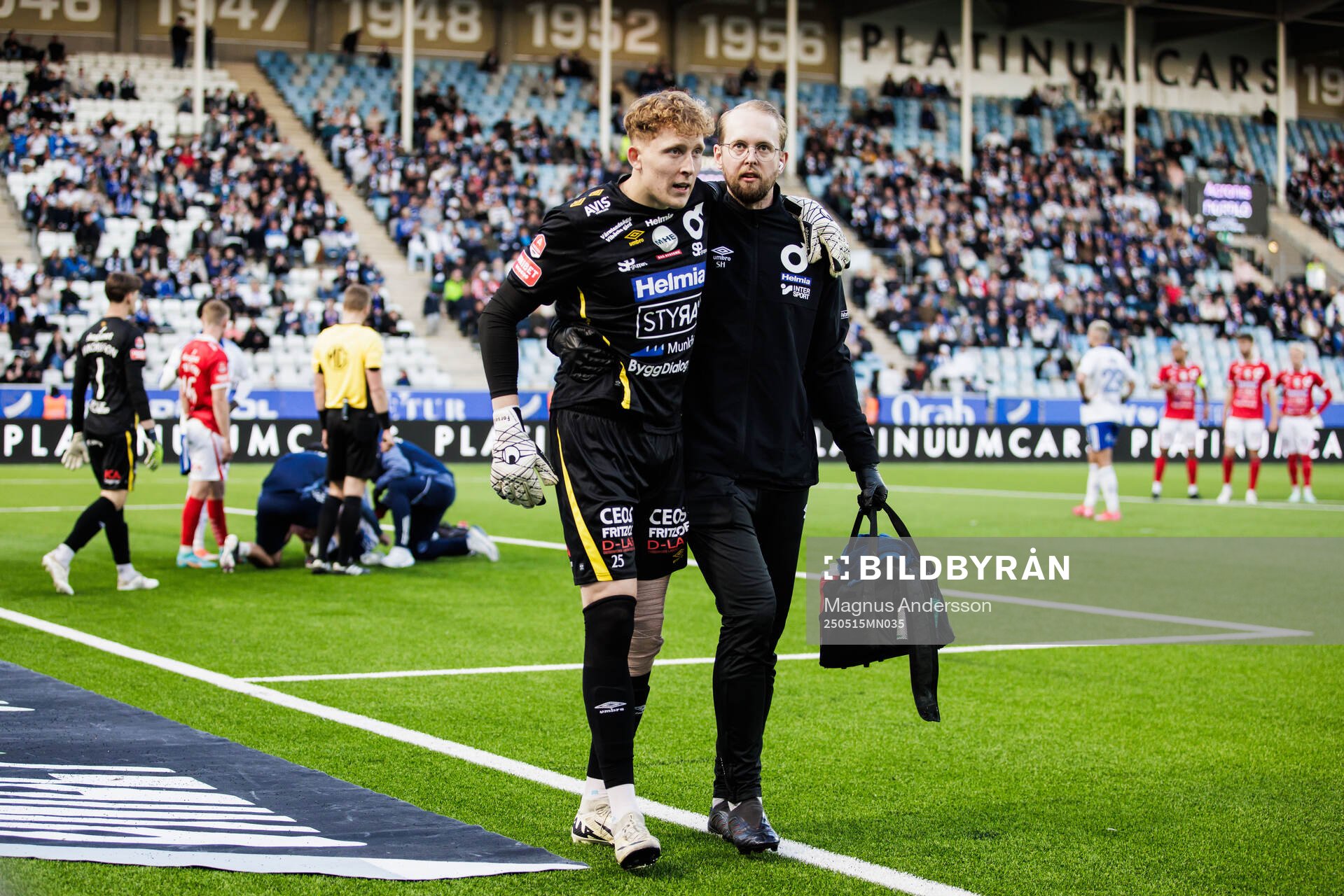 Degerfors målvakt Rasmus Forsell utgår skadad under fotbollsmatchen i Allsvenskan mellan IFK Norrköping och Degerfors den 15 maj 2025 i Norrköping.
