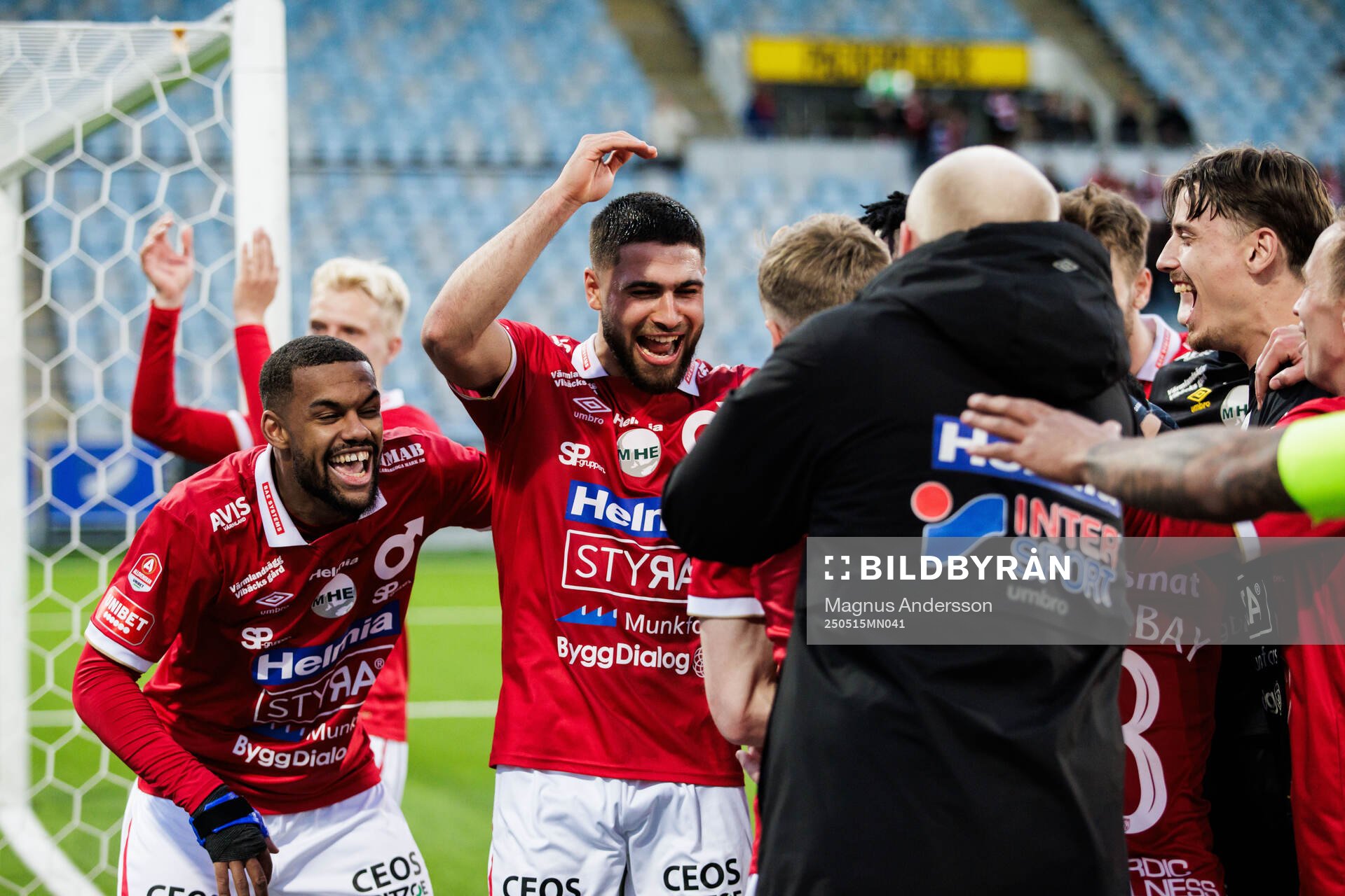 Degerfors Leon Hien och Omar Faraj jublar efter fotbollsmatchen i Allsvenskan mellan IFK Norrköping och Degerfors den 15 maj 2025 i Norrköping.