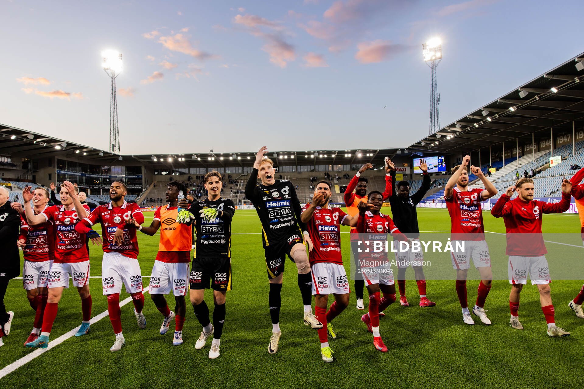 Degerfors spelare jublar efter fotbollsmatchen i Allsvenskan mellan IFK Norrköping och Degerfors den 15 maj 2025 i Norrköping. 