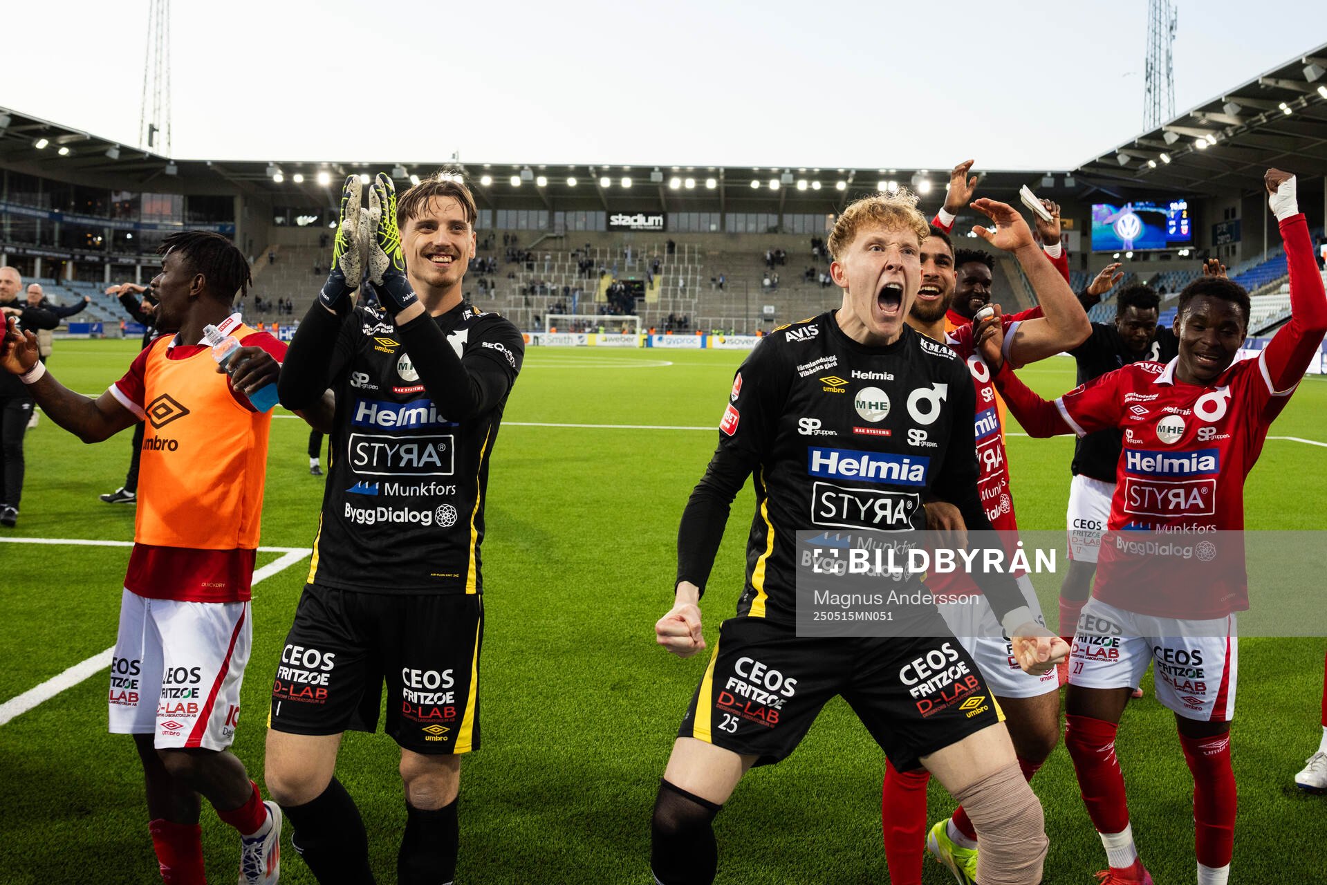 Degerfors målvakt Wille Jakobsson och målvakt Rasmus Forsell jublar efter fotbollsmatchen i Allsvenskan mellan IFK Norrköping och Degerfors den 15 maj 2025 i Norrköping.