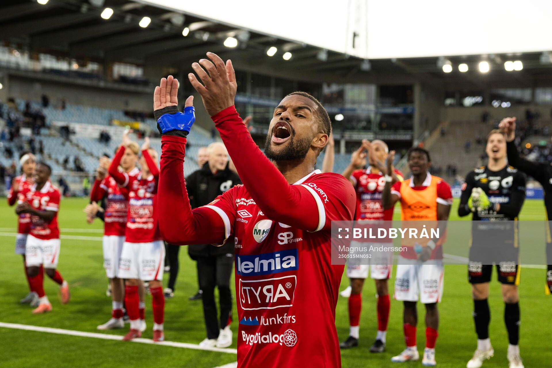 Degerfors Leon Hien jublar efter fotbollsmatchen i Allsvenskan mellan IFK Norrköping och Degerfors den 15 maj 2025 i Norrköping.