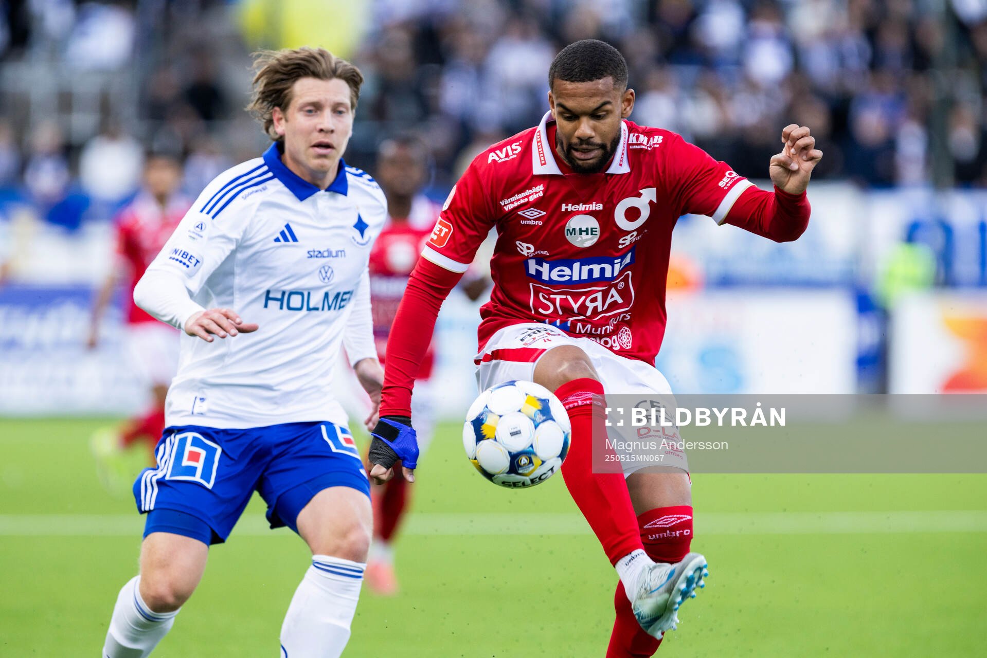 IFK Norrköpings Alexander Fransson och Degerfors Leon Hien under fotbollsmatchen i Allsvenskan mellan IFK Norrköping och Degerfors den 15 maj 2025 i Norrköping.