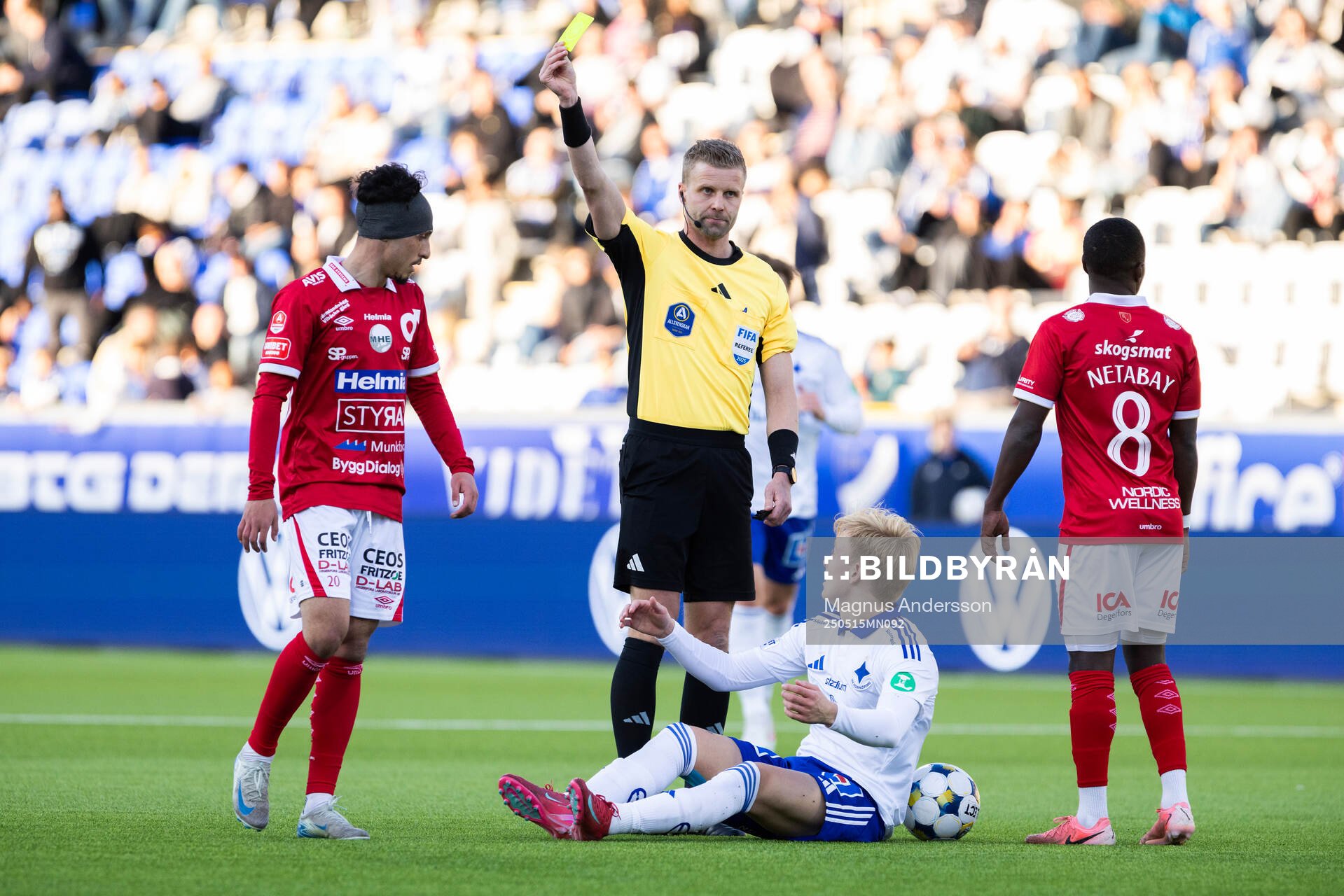Degerfors Elias Barsoum får gult kort av Domare Glenn