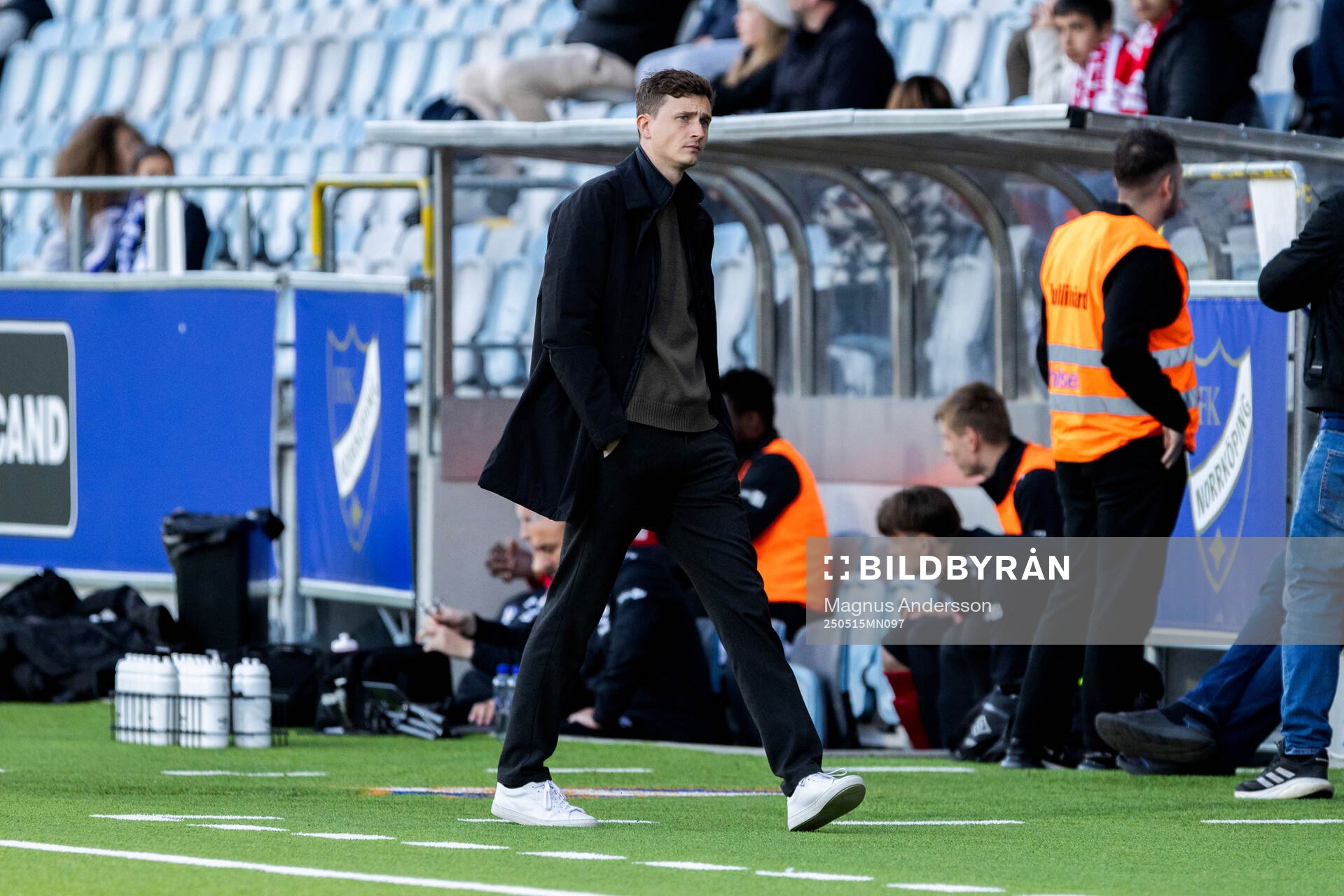 IFK Norrköpings tränare Martin Falk under fotbollsmatchen i Allsvenskan mellan IFK Norrköping och Degerfors den 15 maj 2025 i Norrköping.