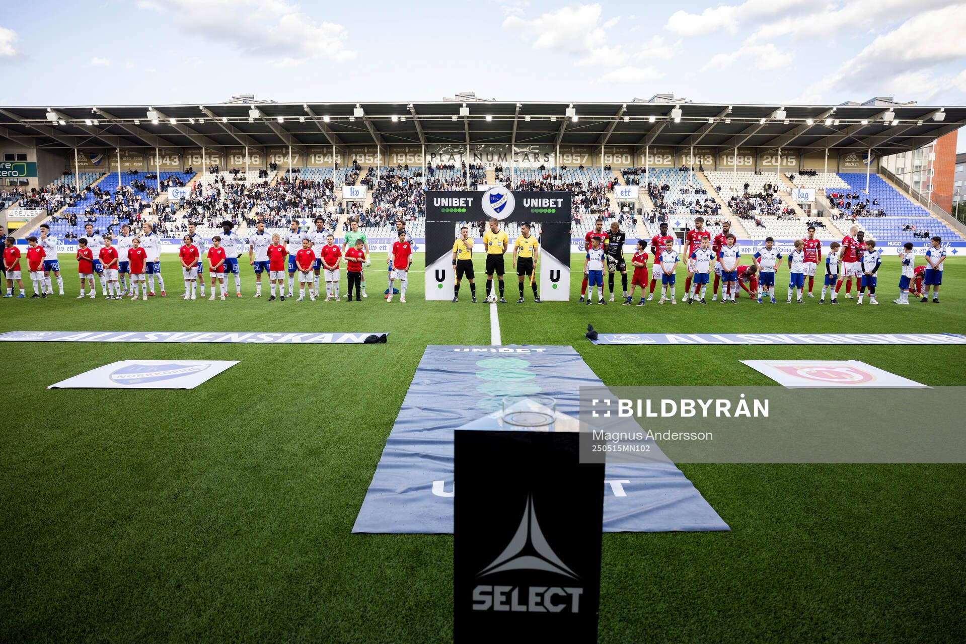 IFK Norrköpings spelare och Degerfors spelare inför fotbollsmatchen i Allsvenskan mellan IFK Norrköping och Degerfors den 15 maj 2025 i Norrköping.