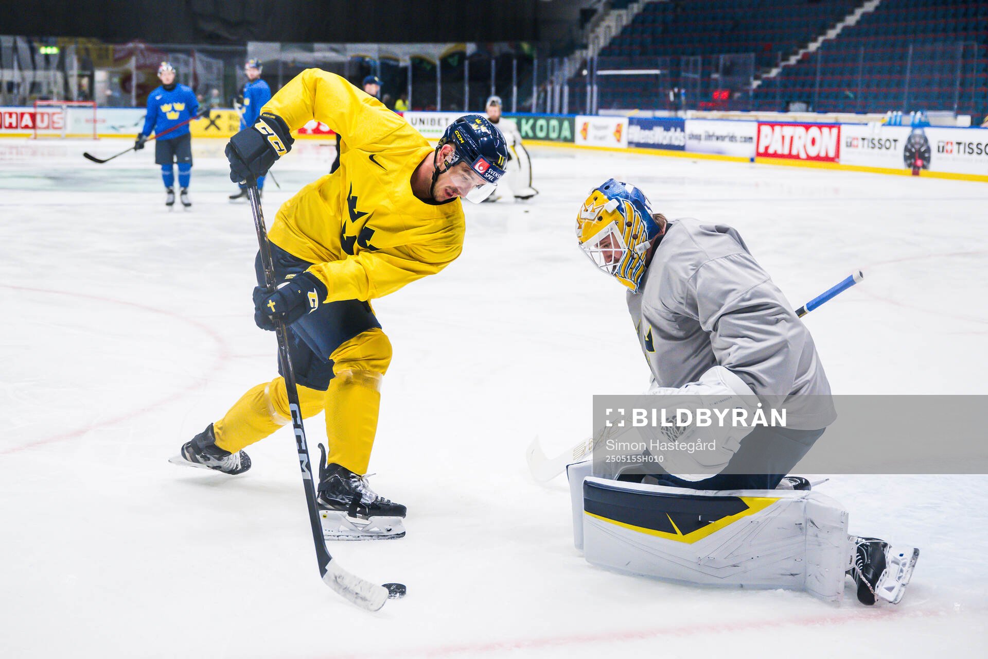 Mikael Backlund and goaltender Arvid Söderblom of Sweden