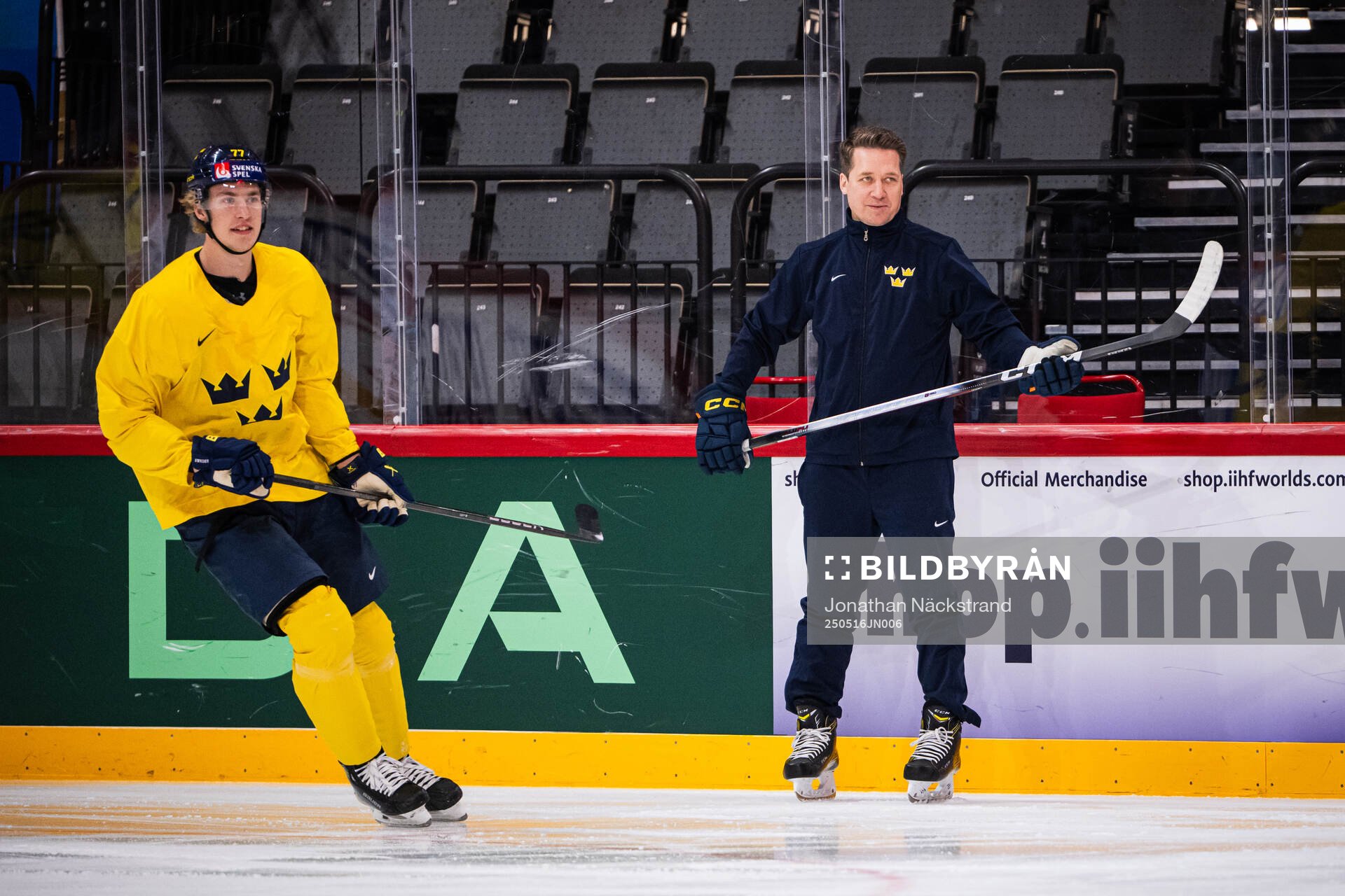 Head coach Sam Hallam and Simon Edvinsson of Sweden at a
