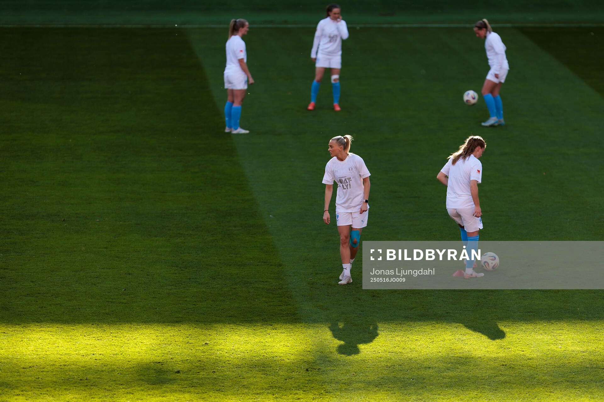 Malmös spelare värmer upp inför fotbollsmatchen i Damallsvenskan mellan Växjö DFF och Malmö FF den 16 maj 2025 i Växjö. 