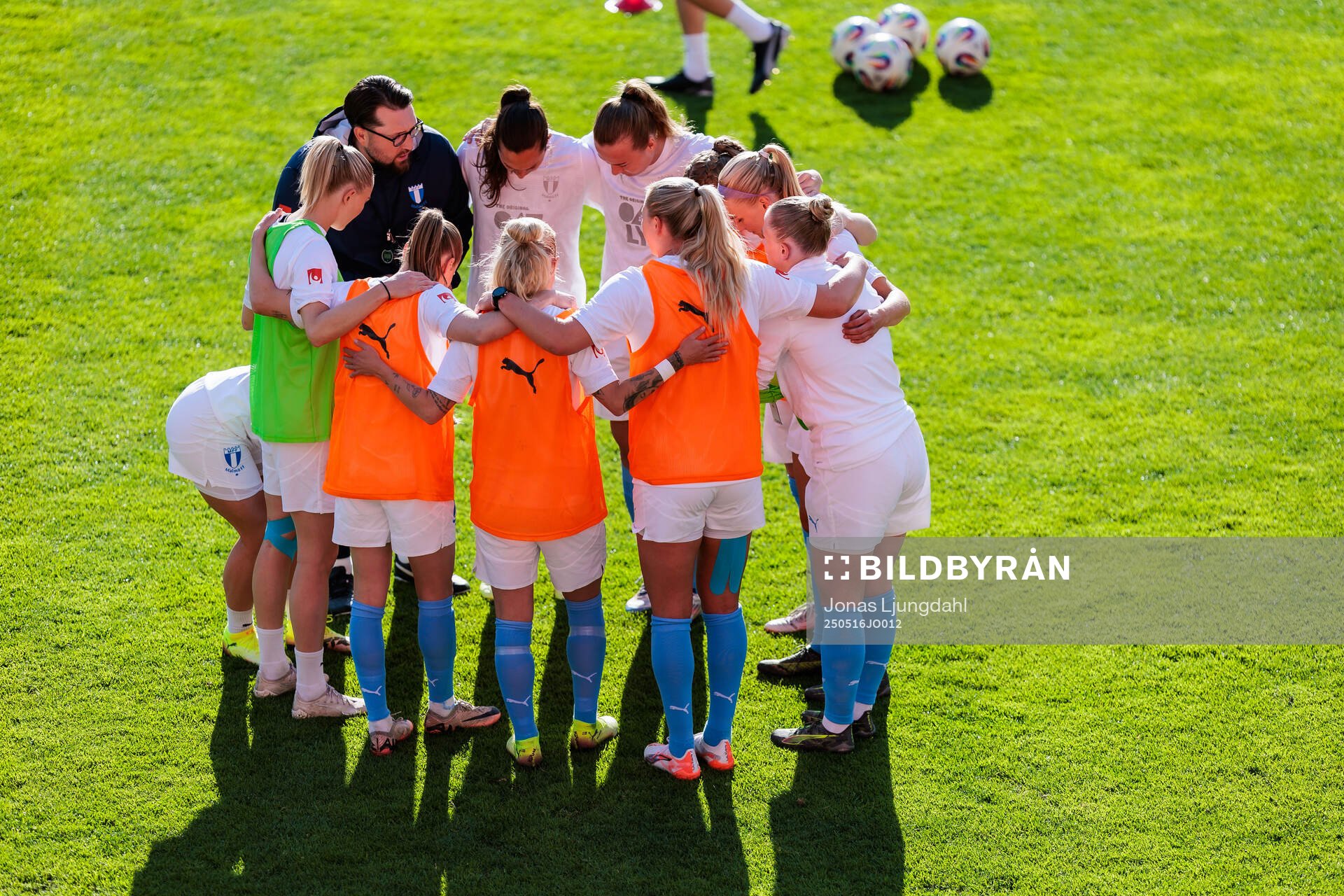 Malmös spelare samlas inför fotbollsmatchen i Damallsvenskan mellan Växjö DFF och Malmö FF den 16 maj 2025 i Växjö. 
