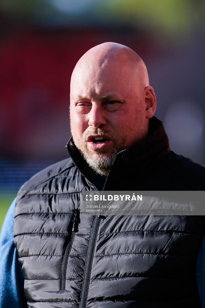 Malmö FFs tränare Jonas Valfridsson under fotbollsmatchen i Damallsvenskan mellan Växjö DFF och Malmö FF den 16 maj 2025 i Växjö. 
