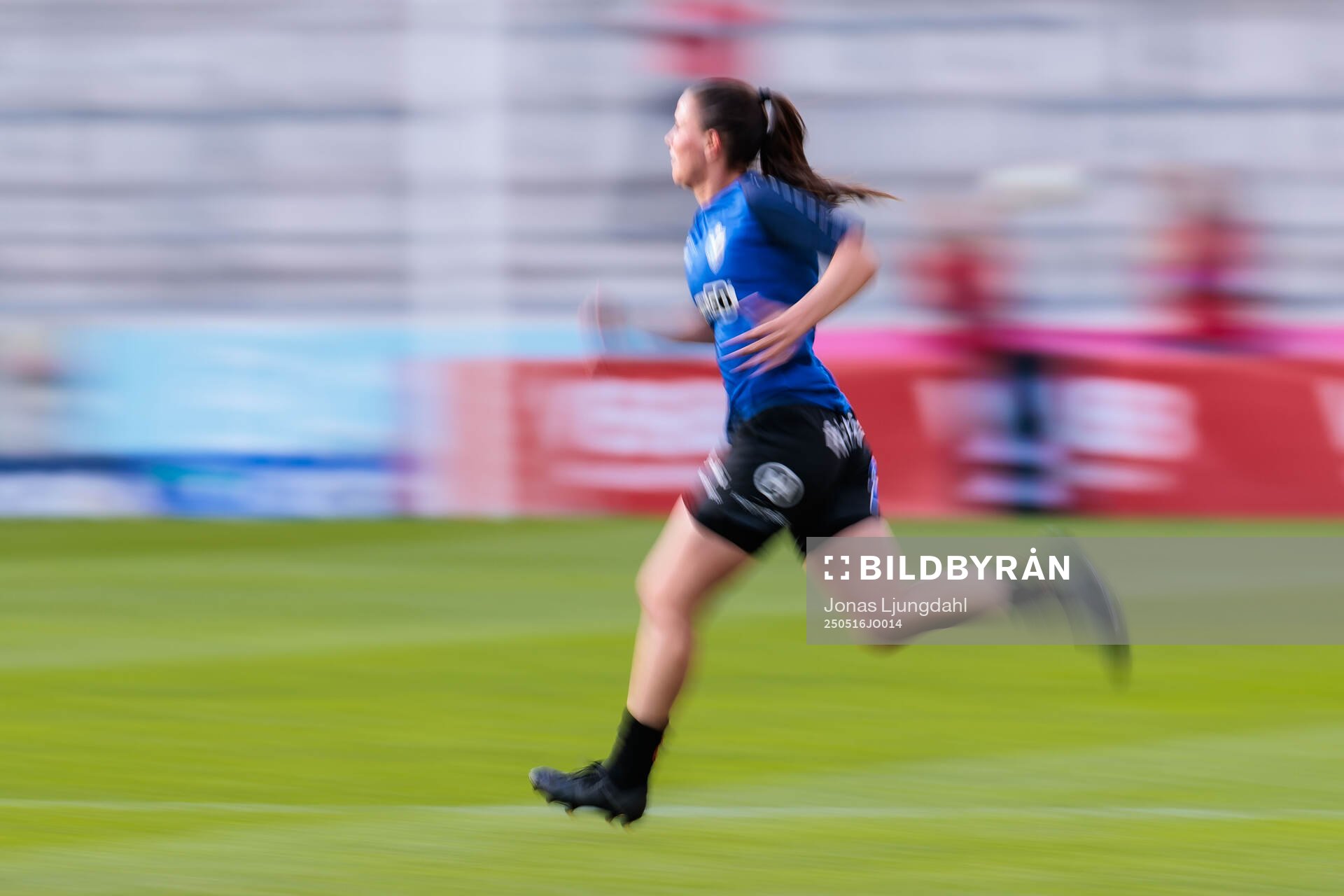 Växjös spelare värmade upp inför fotbollsmatchen i Damallsvenskan mellan Växjö DFF och Malmö FF den 16 maj 2025 i Växjö. 