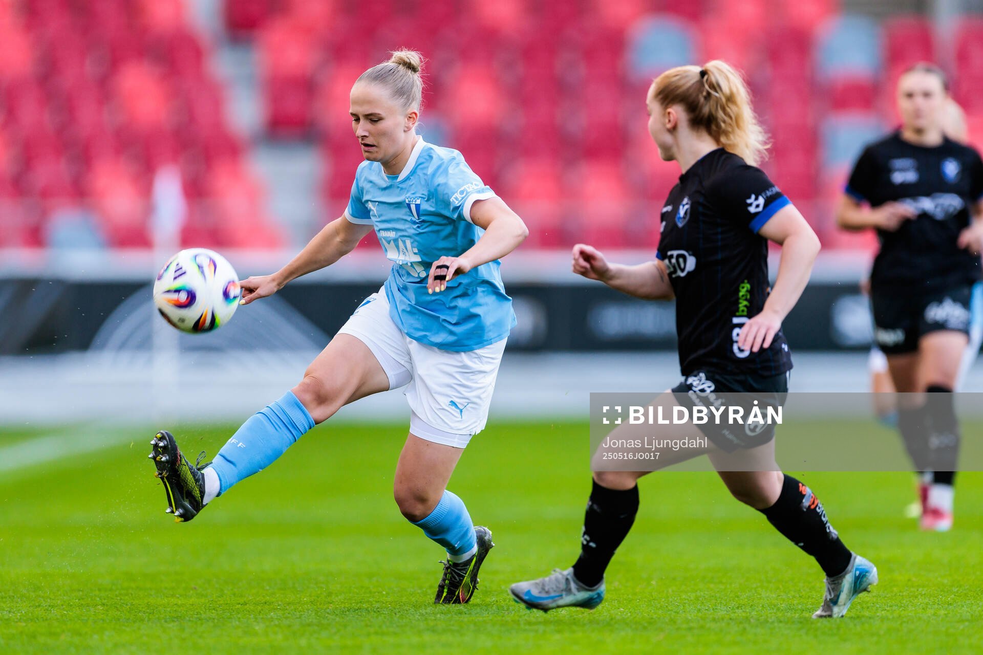 Malmö FFs Tuva Skoog och Växjö DFFs Sophia Redenstrand under fotbollsmatchen i Damallsvenskan mellan Växjö DFF och Malmö FF den 16 maj 2025 i Växjö.
