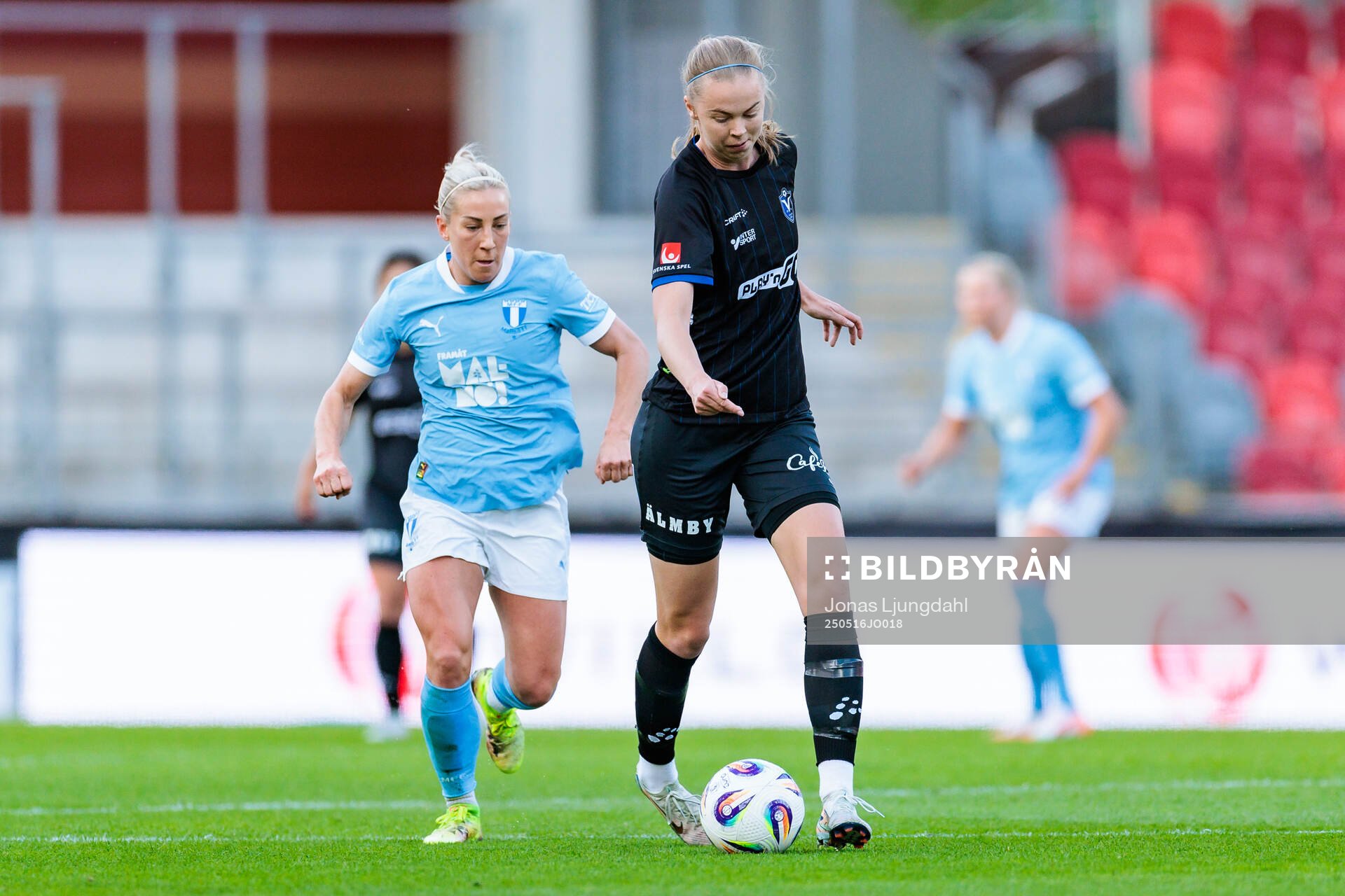 Malmö FFs Mia Persson och Växjö DFFs Elin Nilsson under fotbollsmatchen i Damallsvenskan mellan Växjö DFF och Malmö FF den 16 maj 2025 i Växjö.