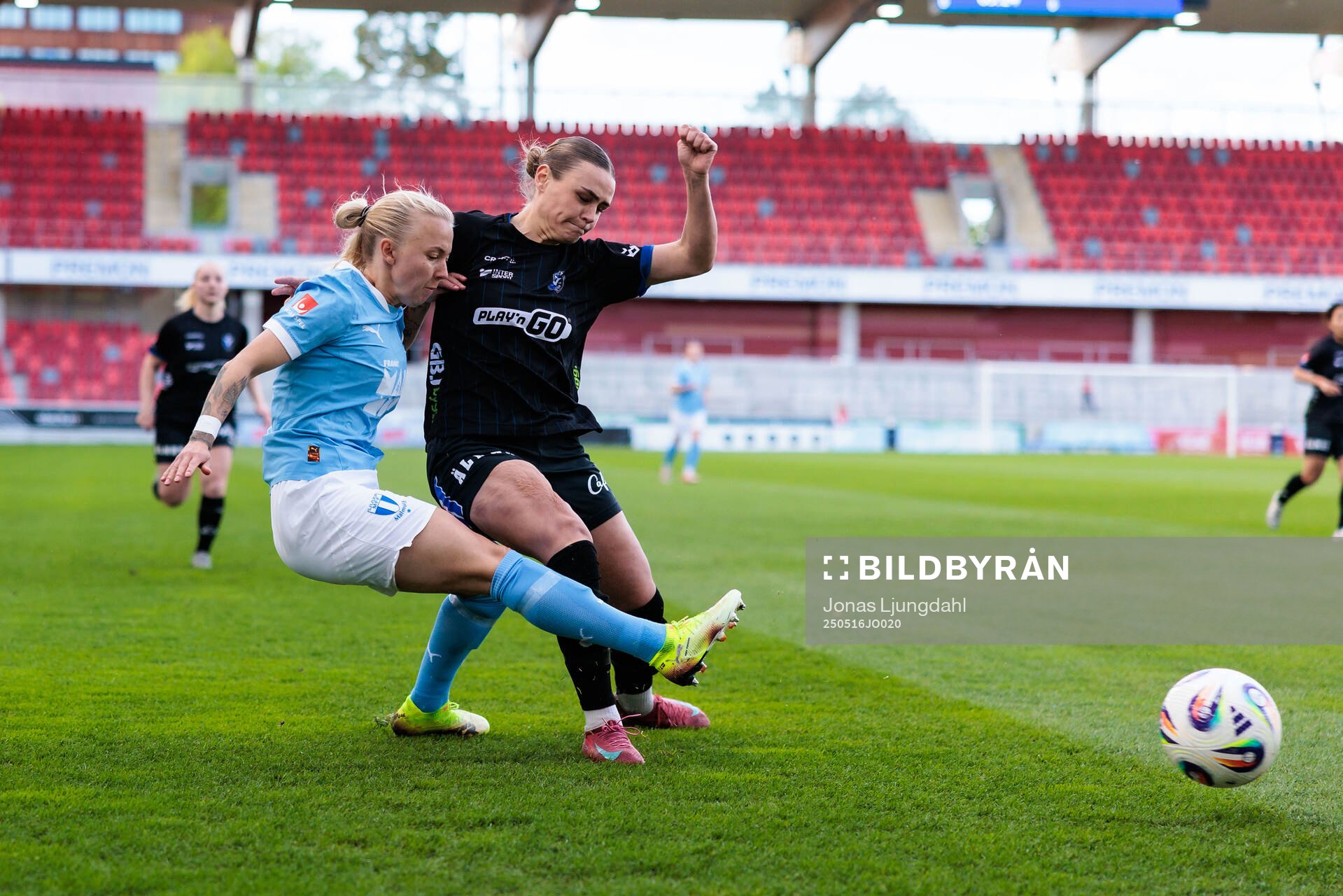 Malmö FFs Nathalie Hoff Persson och Växjö DFFs Maja Bodin under fotbollsmatchen i Damallsvenskan mellan Växjö DFF och Malmö FF den 16 maj 2025 i Växjö.