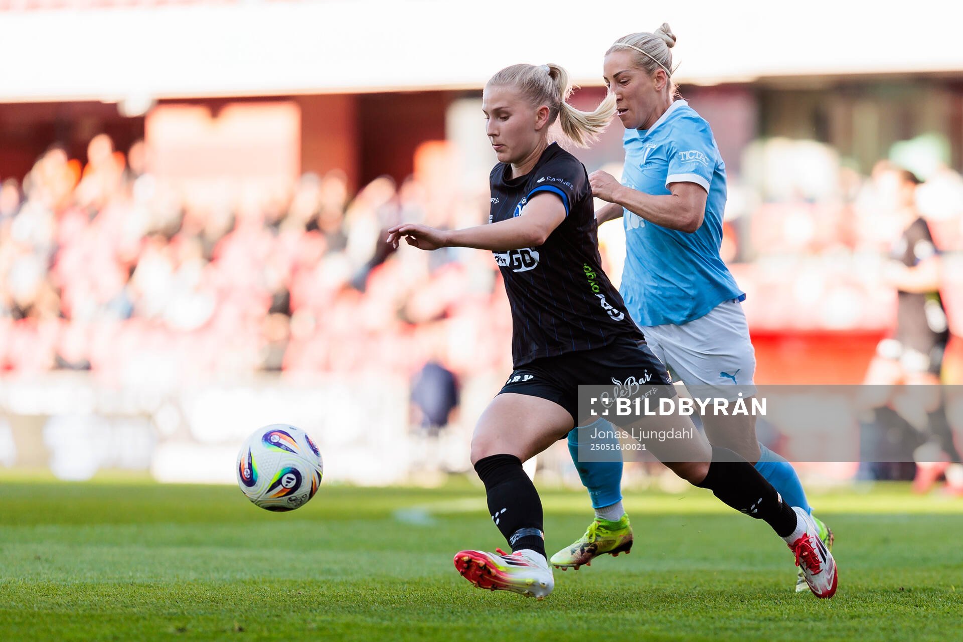 Växjö DFFs Helmi Raijas och Malmö FFs Mia Persson under fotbollsmatchen i Damallsvenskan mellan Växjö DFF och Malmö FF den 16 maj 2025 i Växjö.