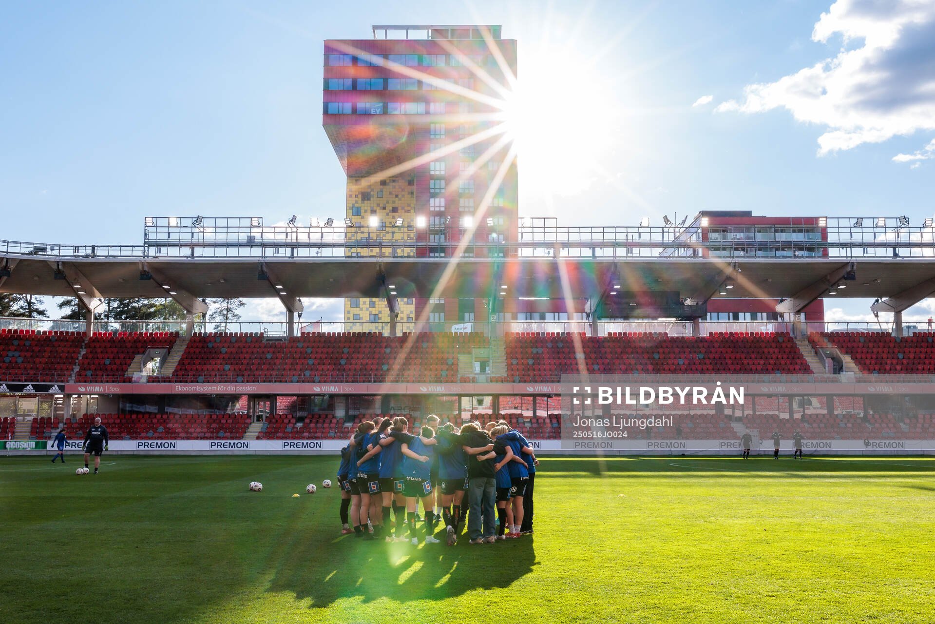 Växjö DFFs spelare samlas inför fotbollsmatchen i Damallsvenskan mellan Växjö DFF och Malmö FF den 16 maj 2025 i Växjö. 