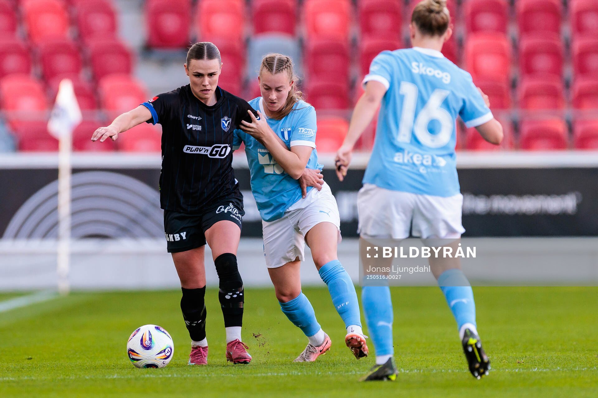 Växjö DFFs Larkin Russel och Malmö FFs Agnes Mårtensson under fotbollsmatchen i Damallsvenskan mellan Växjö DFF och Malmö FF den 16 maj 2025 i Växjö.