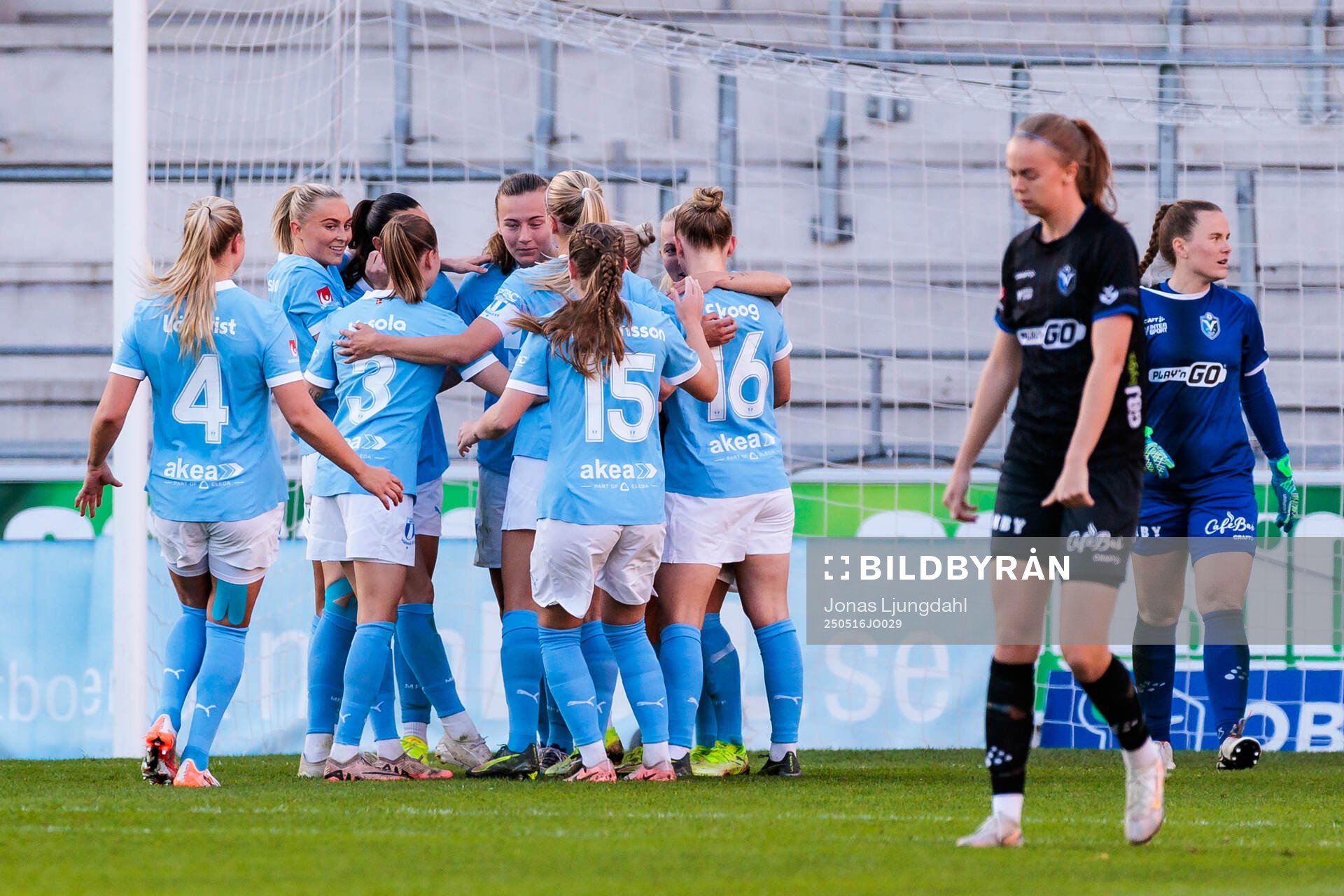Malmö FFs Sara Kanutte Sørensen Fornes jublar med lagkamrater efter 0-2 under fotbollsmatchen i Damallsvenskan mellan Växjö DFF och Malmö FF den 16 maj 2025 i Växjö.