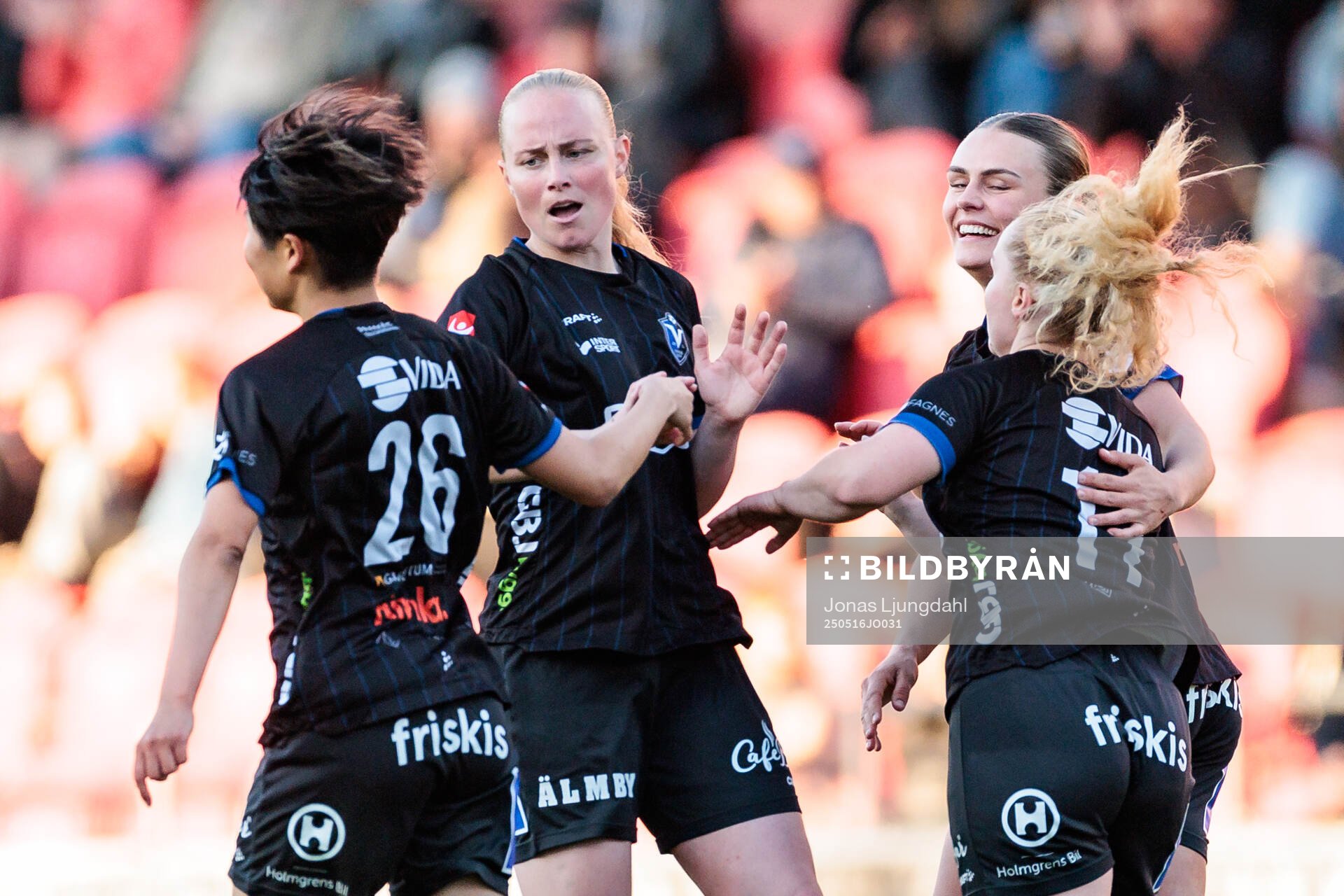 Växjö DFFs Suzu Amano jublar med lagkamrater efter 1-2 under fotbollsmatchen i Damallsvenskan mellan Växjö DFF och Malmö FF den 16 maj 2025 i Växjö.