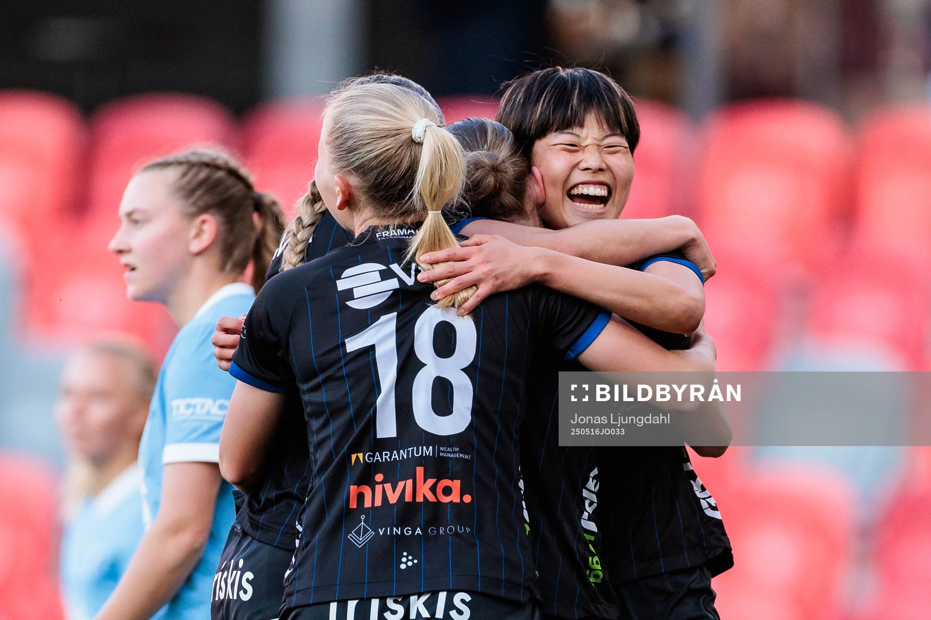 Växjö DFFs Suzu Amano jublar efter 2-2 under fotbollsmatchen i Damallsvenskan mellan Växjö DFF och Malmö FF den 16 maj 2025 i Växjö.