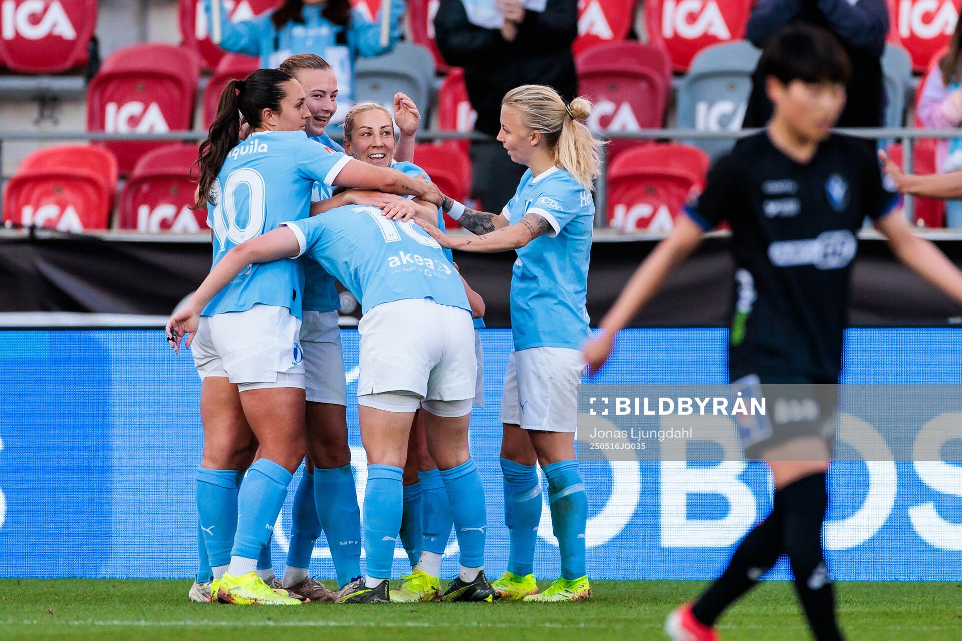 Malmö FFs Sara Kanutte Sørensen Fornes jublar efter 2-4 under fotbollsmatchen i Damallsvenskan mellan Växjö DFF och Malmö FF den 16 maj 2025 i Växjö.