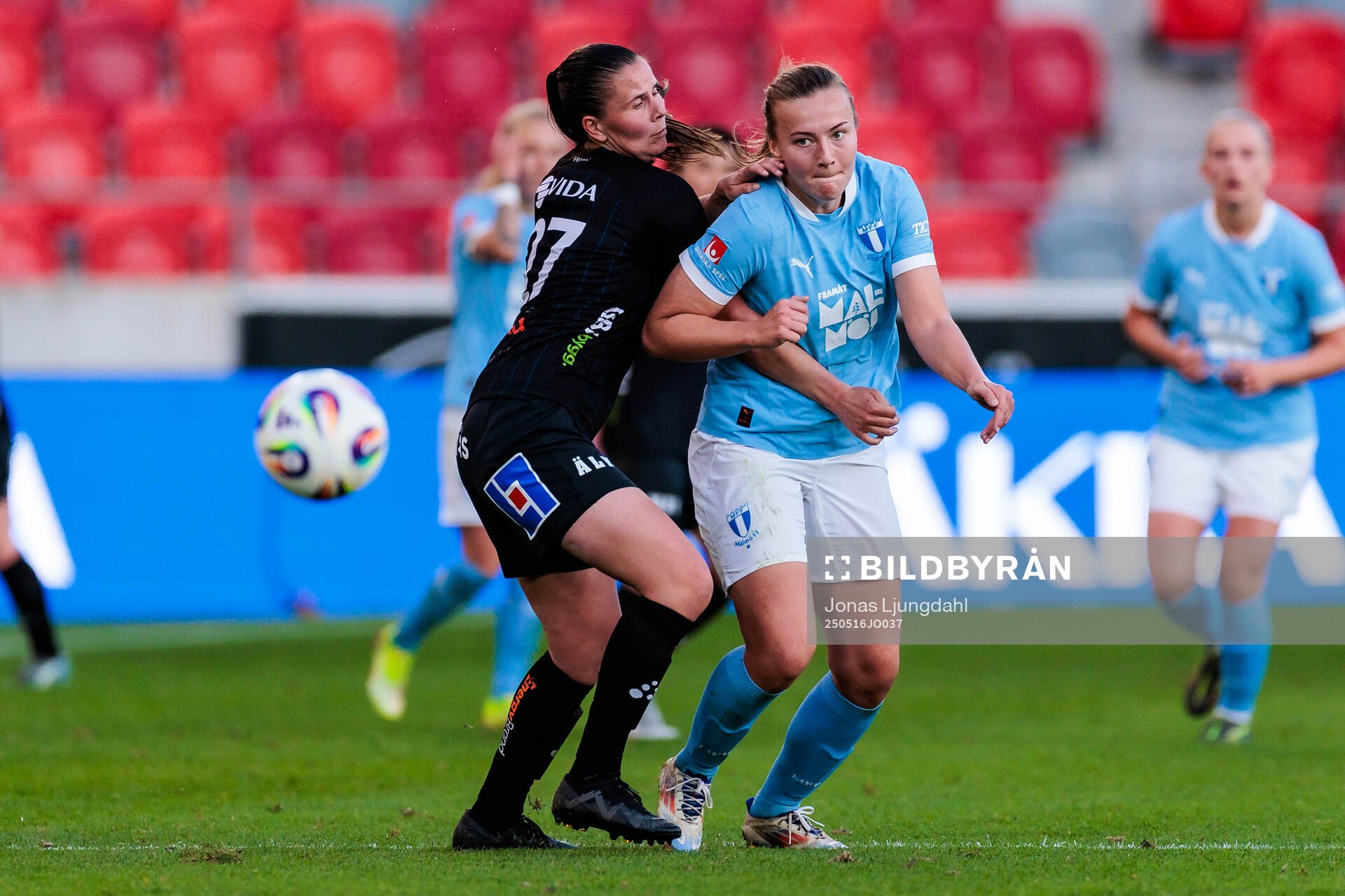 Växjö DFFs Josefin Harrysson och Malmö FFs Sara Kanutte Sørensen Fornes under fotbollsmatchen i Damallsvenskan mellan Växjö DFF och Malmö FF den 16 maj 2025 i Växjö.