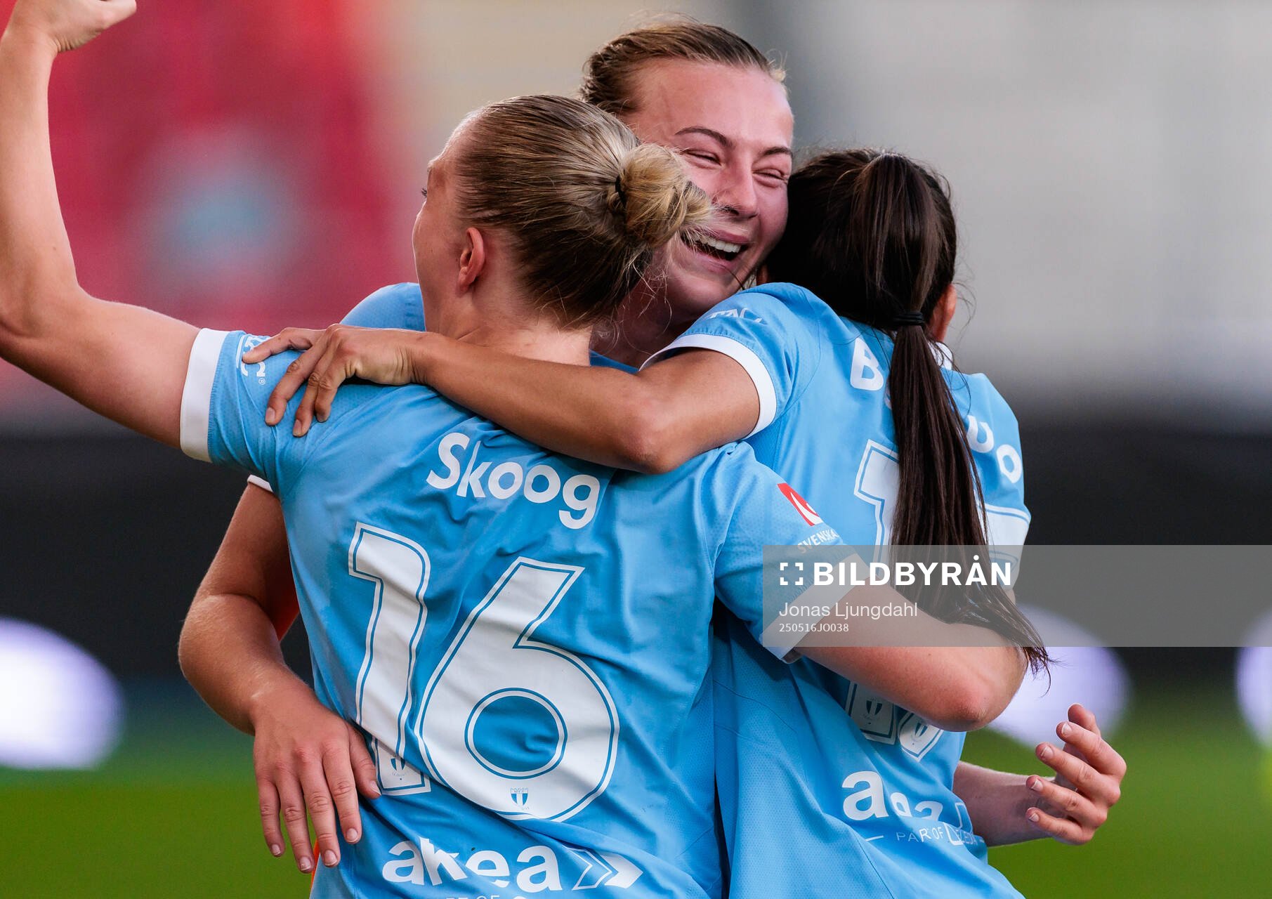 Malmö FFs Sara Kanutte Sørensen Fornes jublar med Tuva Skoog efter fotbollsmatchen i Damallsvenskan mellan Växjö DFF och Malmö FF den 16 maj 2025 i Växjö.