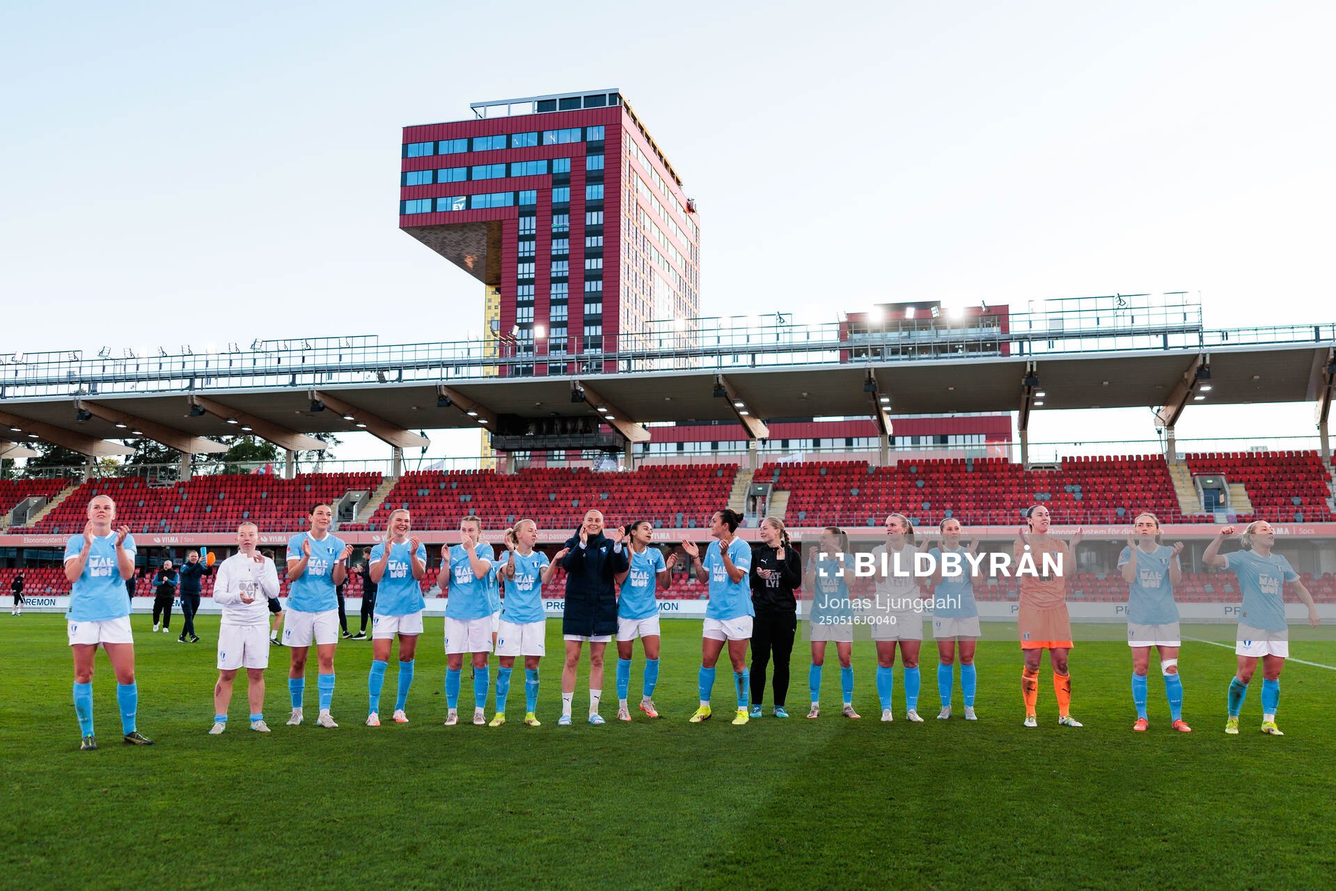 Malmö spelare jublar efter fotbollsmatchen i Damallsvenskan mellan Växjö DFF och Malmö FF den 16 maj 2025 i Växjö. 
