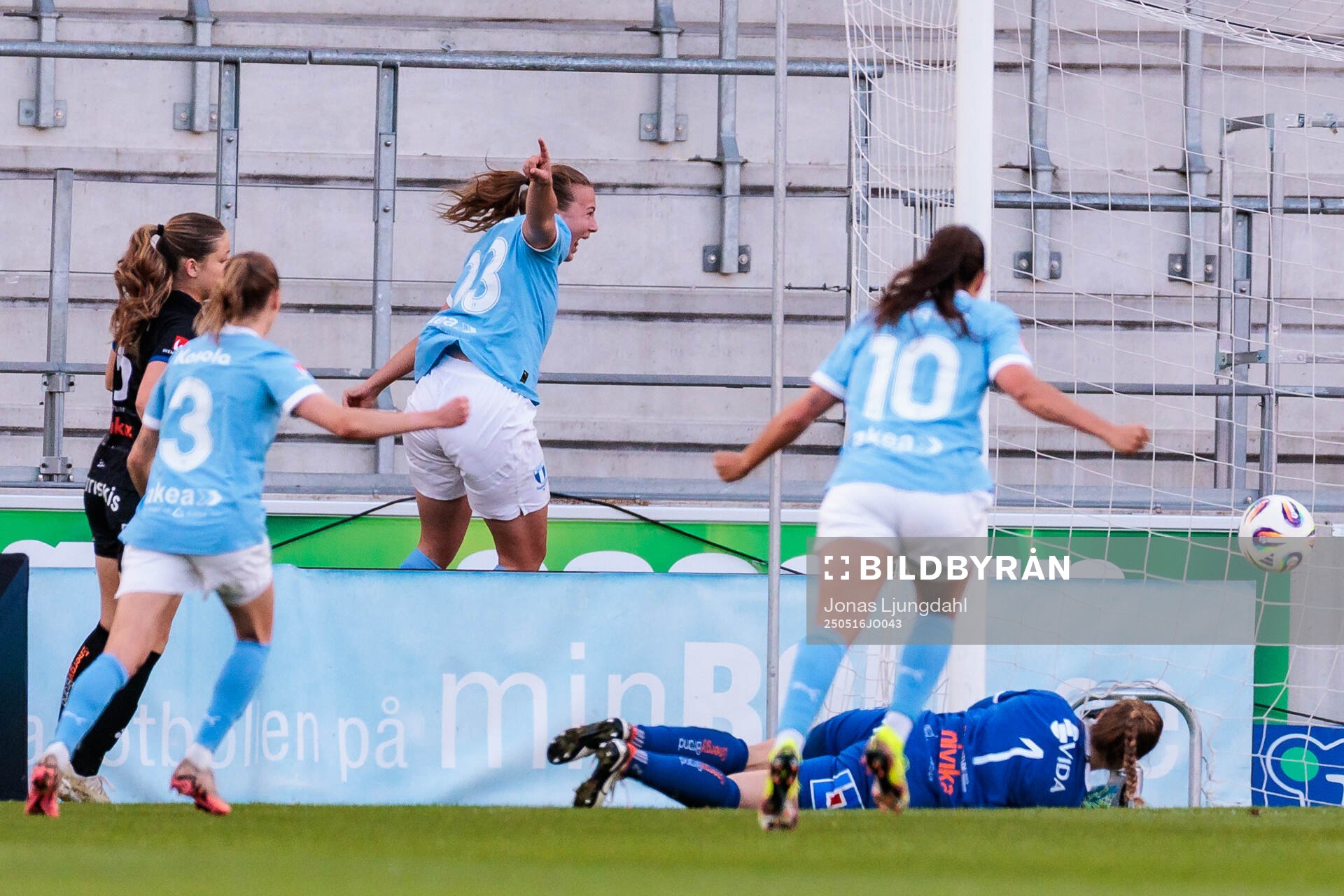 Malmö FFs Sara Kanutte Sørensen Fornes jublar efter sitt 2-3 mål under fotbollsmatchen i Damallsvenskan mellan Växjö DFF och Malmö FF den 16 maj 2025 i Växjö.