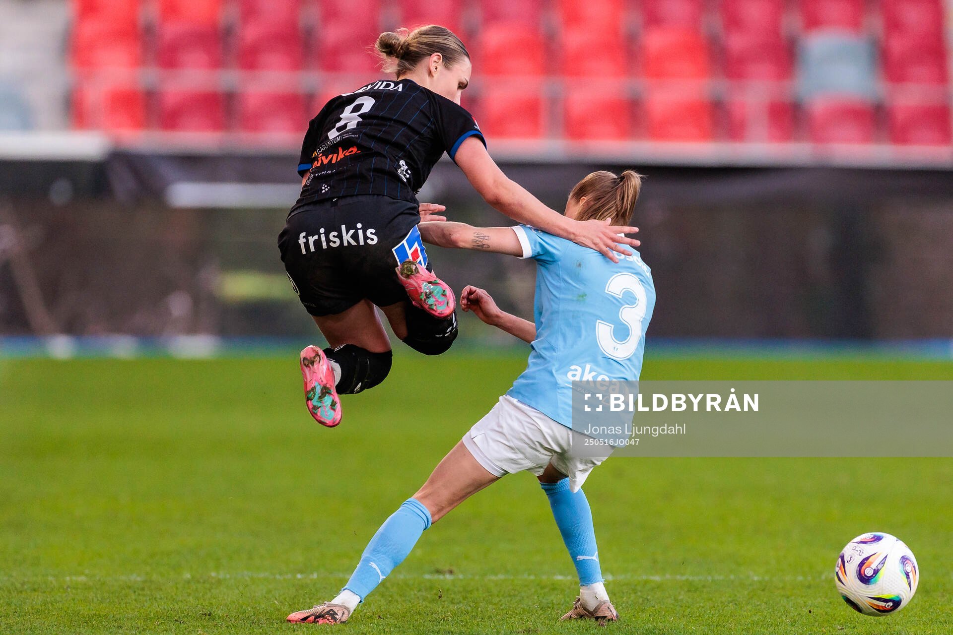Växjö DFFs Maja Bodin och Malmö FFs Katariina Kosola under fotbollsmatchen i Damallsvenskan mellan Växjö DFF och Malmö FF den 16 maj 2025 i Växjö.