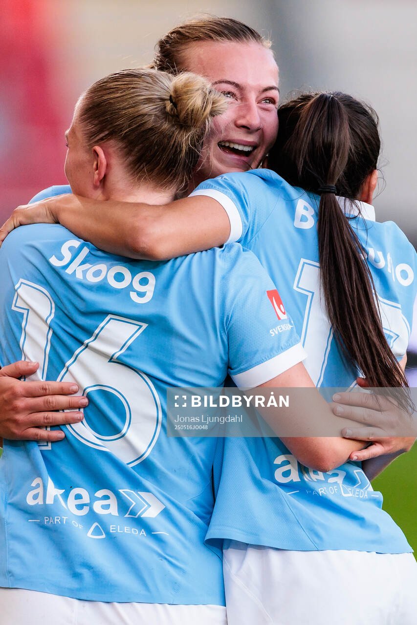 Malmö FFs Sara Kanutte Sørensen Fornes jublar med Tuva Skoog och Ines Belloumou efter fotbollsmatchen i Damallsvenskan mellan Växjö DFF och Malmö FF den 16 maj 2025 i Växjö.