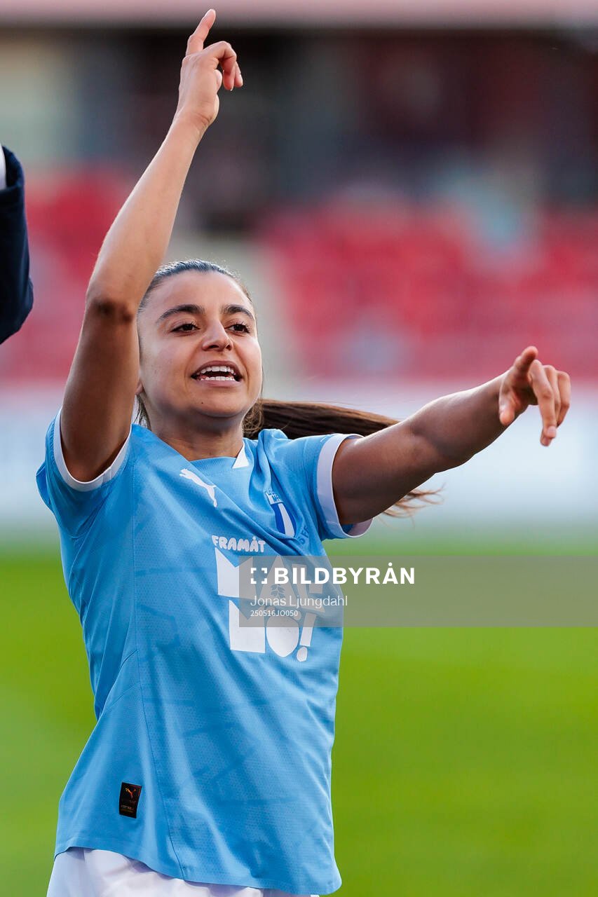 Malmö FFs Ines Belloumou jublar efter fotbollsmatchen i Damallsvenskan mellan Växjö DFF och Malmö FF den 16 maj 2025 i Växjö. 