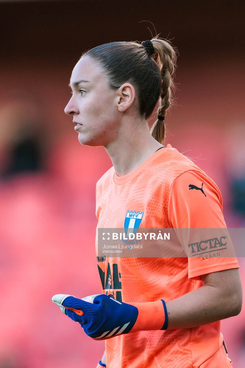 Malmö FFs målvakt Moa Öhman under fotbollsmatchen i Damallsvenskan mellan Växjö DFF och Malmö FF den 16 maj 2025 i Växjö. 