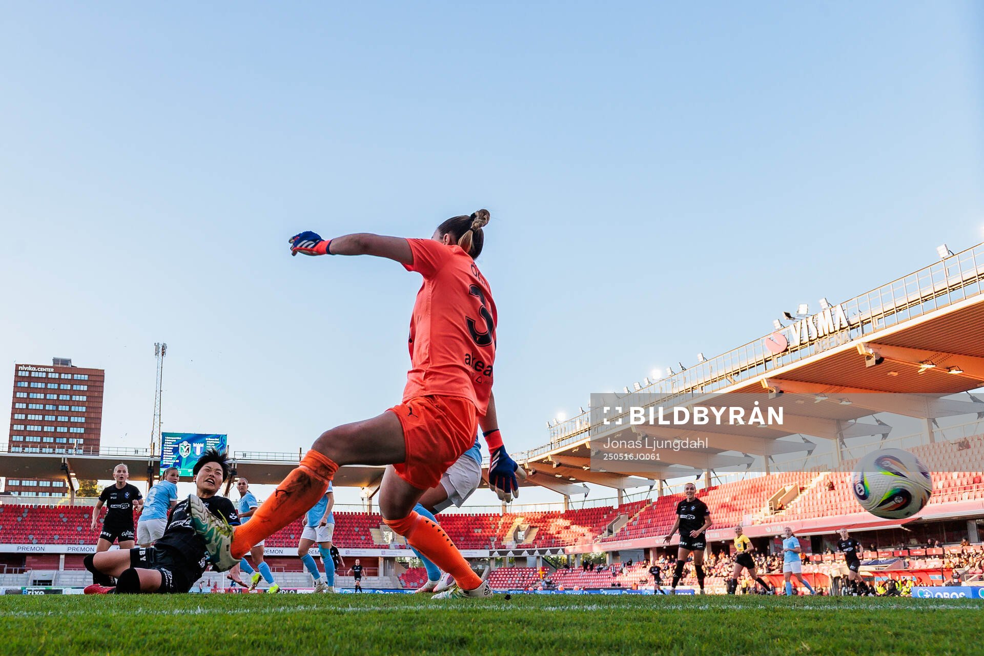 Växjö DFFs Suzu Amano gör mål 2-2 bakom Malmö FFs målvakt Moa Öhman under fotbollsmatchen i Damallsvenskan mellan Växjö DFF och Malmö FF den 16 maj 2025 i Växjö.