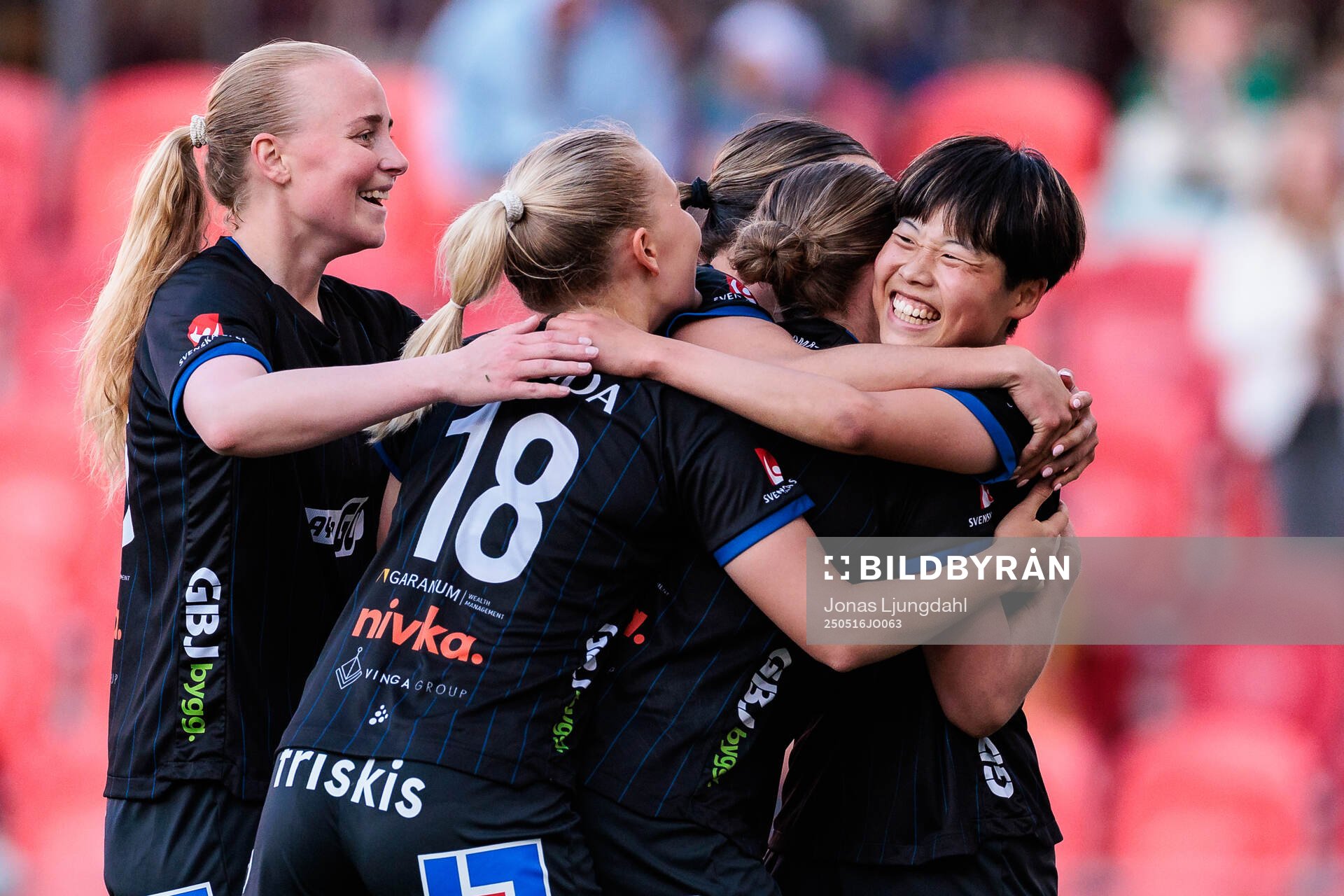 Växjö DFFs Suzu Amano jublar efter sitt 2-2 mål under fotbollsmatchen i Damallsvenskan mellan Växjö DFF och Malmö FF den 16 maj 2025 i Växjö.