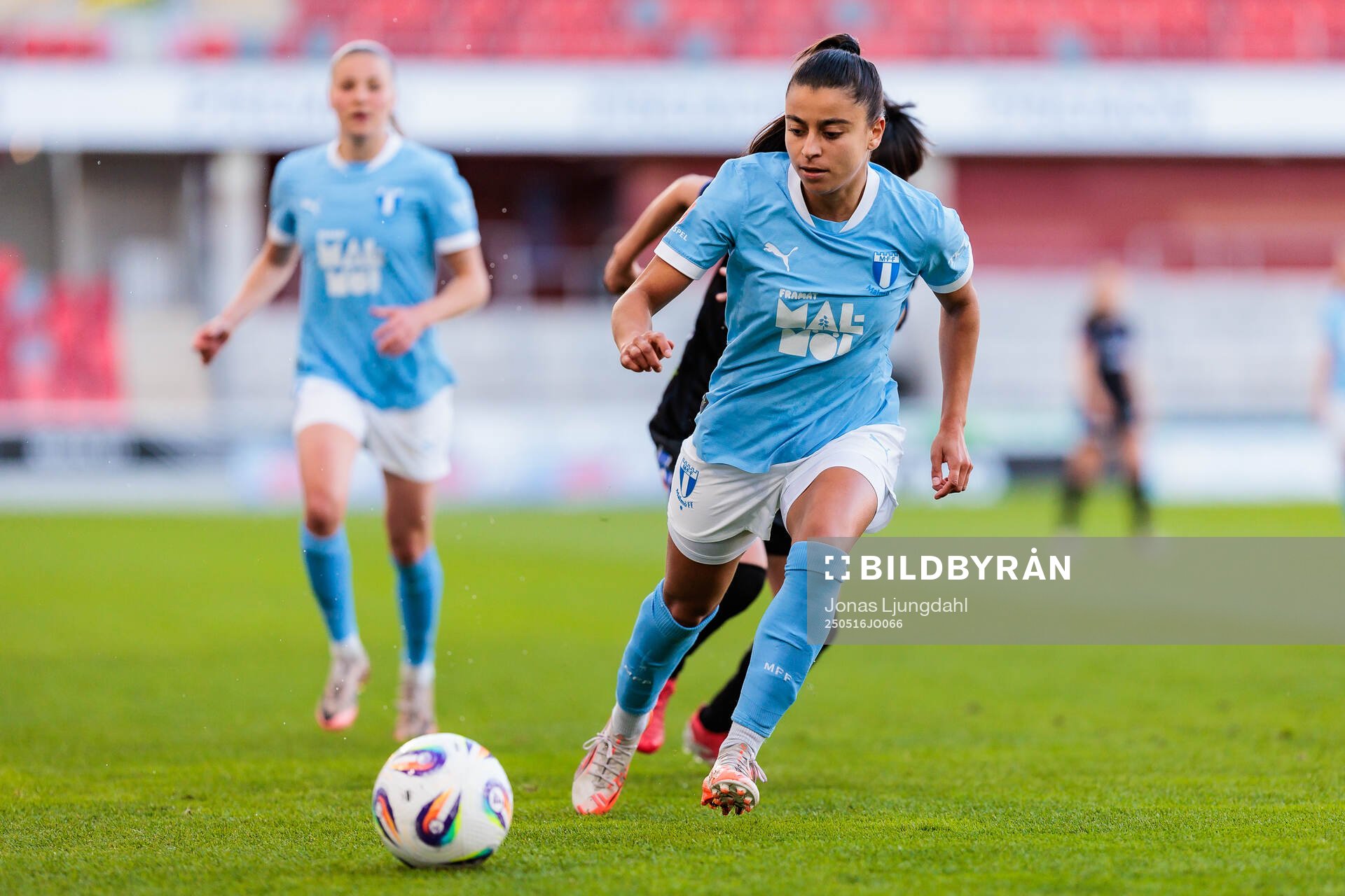 Malmö FFs Ines Belloumou under fotbollsmatchen i Damallsvenskan mellan Växjö DFF och Malmö FF den 16 maj 2025 i Växjö. 