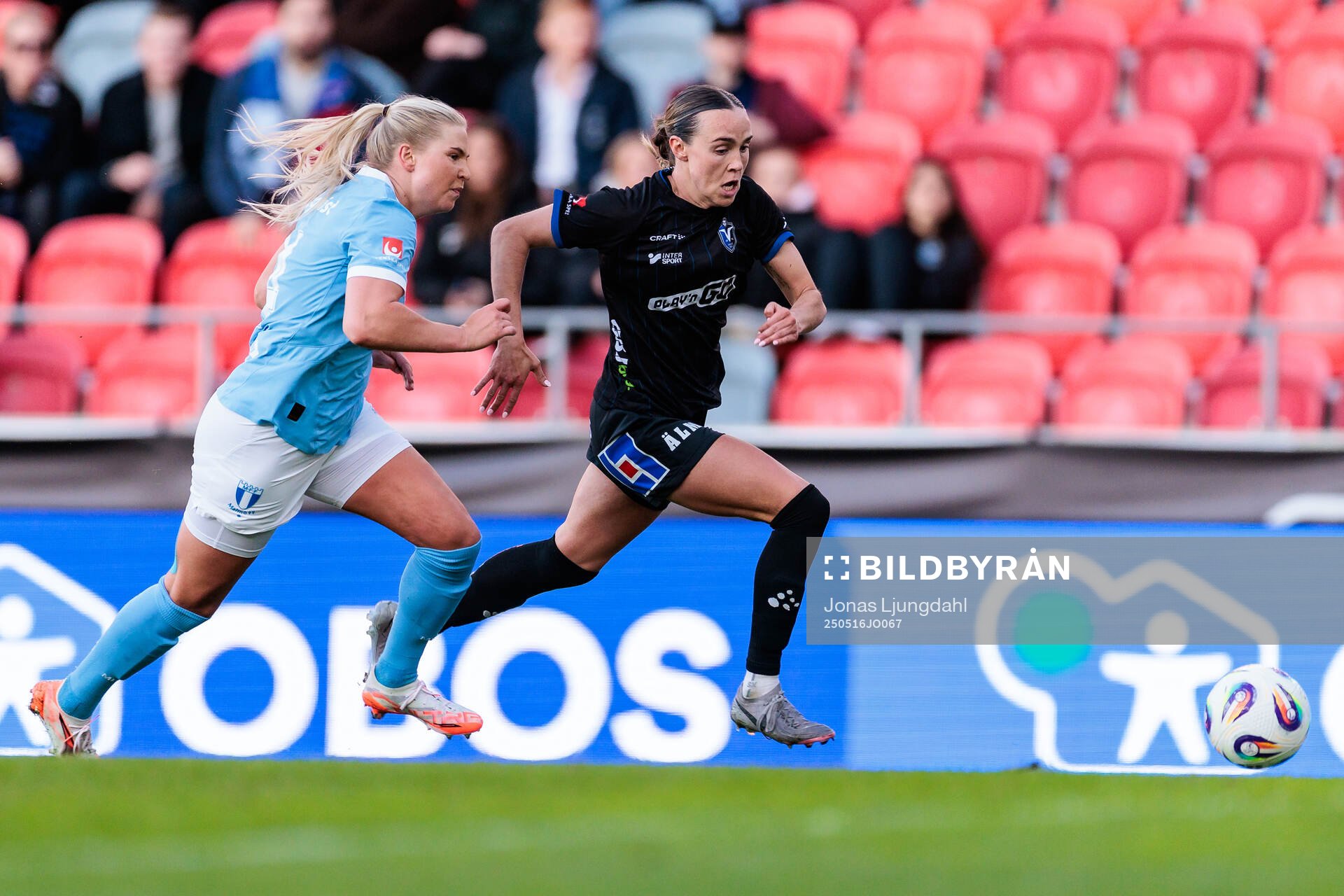 Malmö FFs Ellen Löfqvist och Växjö DFFs Larkin Russel under fotbollsmatchen i Damallsvenskan mellan Växjö DFF och Malmö FF den 16 maj 2025 i Växjö.